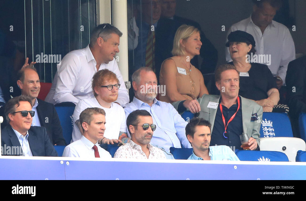 Prince Edward, David Cameron, Ed Sheeran, Matt Bellamy e Damian Lewis (destra) nelle gabbie durante l'ICC Cricket World Cup group stage corrispondono a Lord's, Londra. Foto Stock