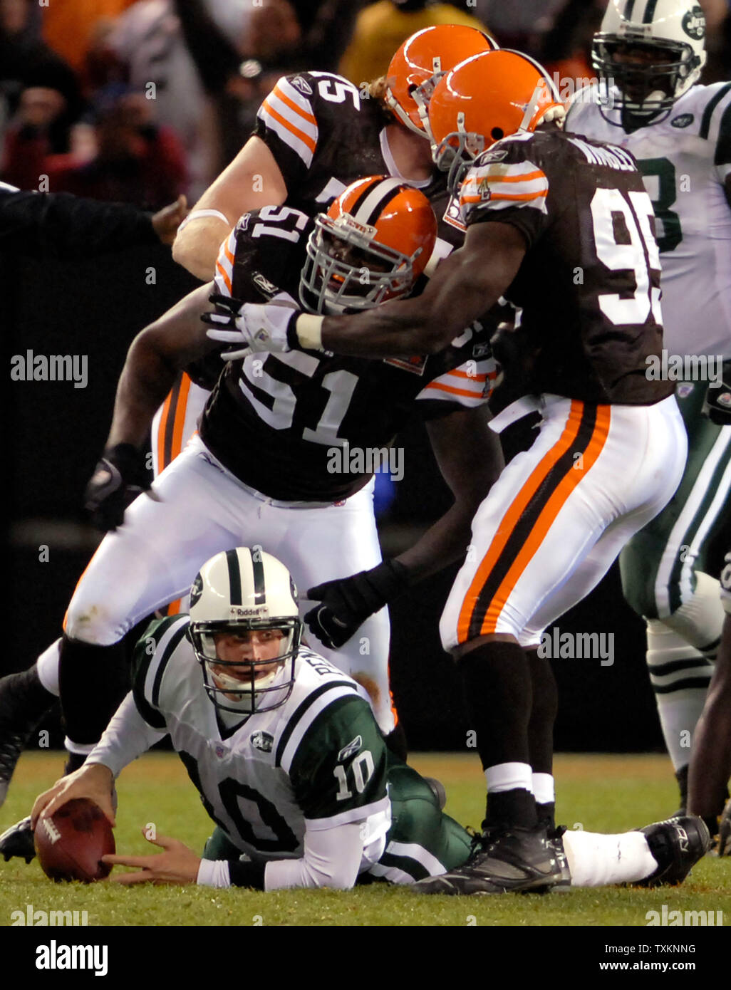 New York getti trimestre torna Chad Pennington, 10, è saccheggiato il 21 yard dalla linea di Cleveland Brown line backer Chaun Thompson, 51, durante il quarto trimestre al Cleveland Browns Stadium di Cleveland, Ohio, 29 ottobre 2006. (UPI Photo/ Stephanie Krell) Foto Stock