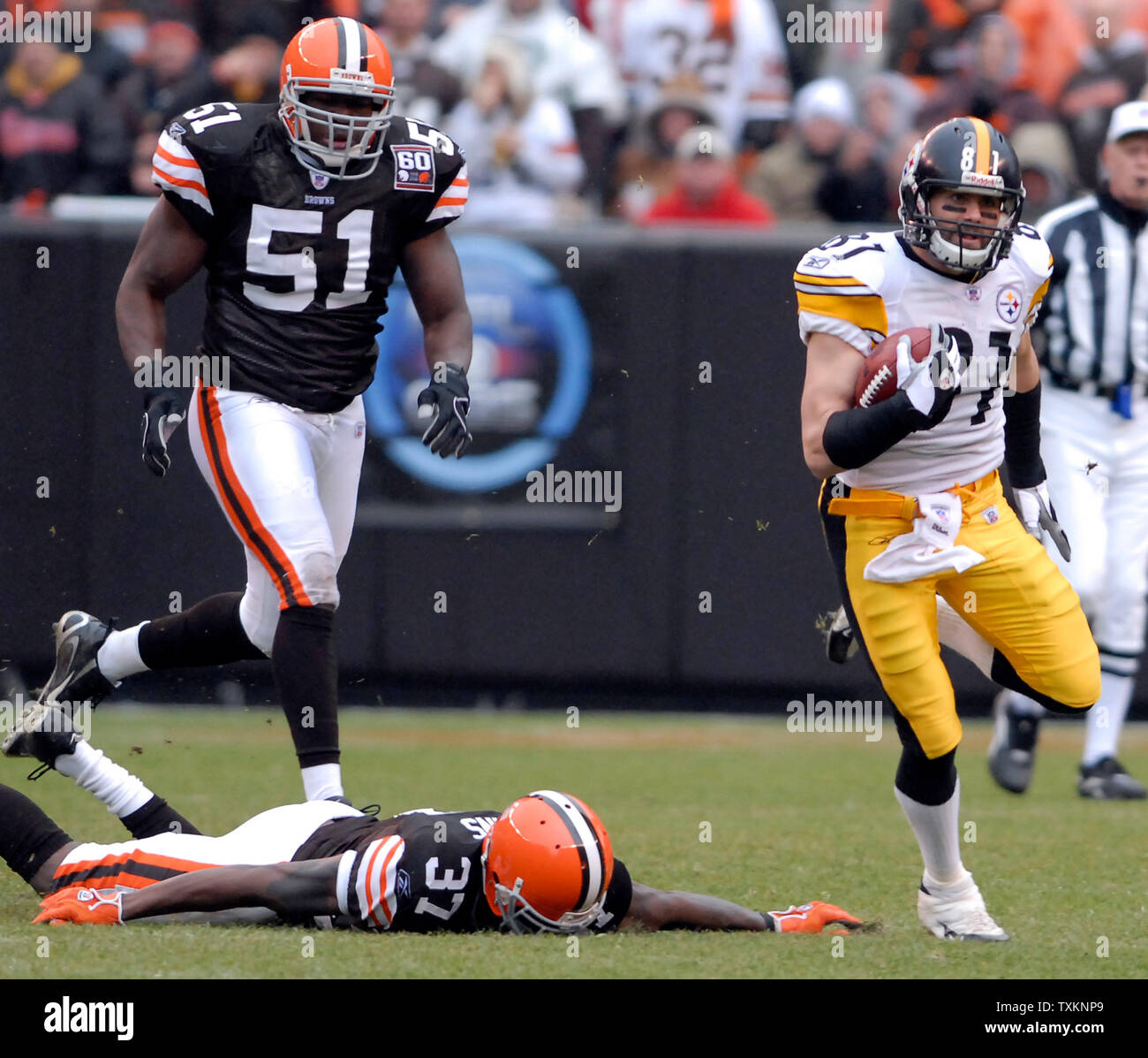 Cleveland Browns difesa Mike Hawkins (37) e Chaun Thompson (51) non affrontato Pittsburgh Steelers wide receiver Sean Morey (81) come fa un 76 cantiere guadagno al Cleveland Browns Stadium di Cleveland, Ohio, 19 novembre 2006. (UPI Photo/ Stephanie Krell) Foto Stock