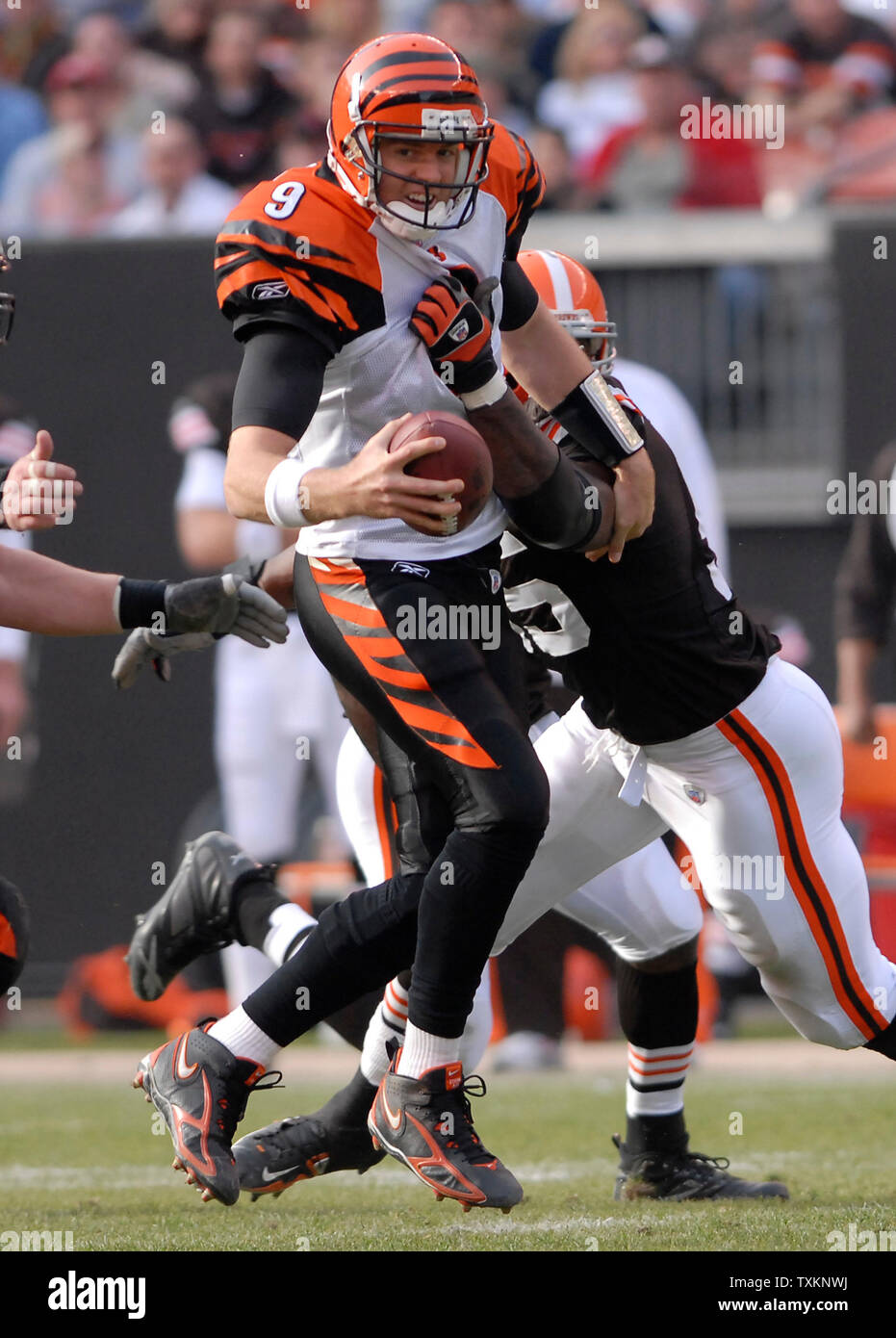 Cincinnati Bengals QB Carson Palmer (9) è saccheggiato a 43 linea di cantiere da Cleveland Browns difesa Willie McGinest (55), durante il secondo trimestre al Cleveland Browns Stadium di Cleveland, Ohio, 26 novembre 2006. (UPI Photo/ Stephanie Krell) Foto Stock