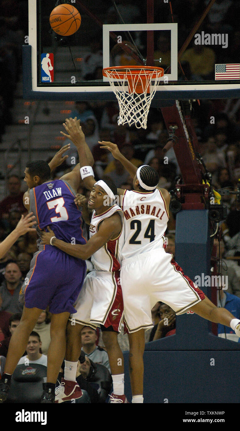 Cleveland Cavaliers Daniel Gibson (1) e Donyell Marshall (24) e Phoenix Suns Boris Diaw (3) passare per un rimbalzo al dall'Arena Quicken Loans in Cleveland, Ohio, 28 gennaio 2007. I Suns battere il cav 115-100. (UPI Photo/ Stephanie Krell) Foto Stock