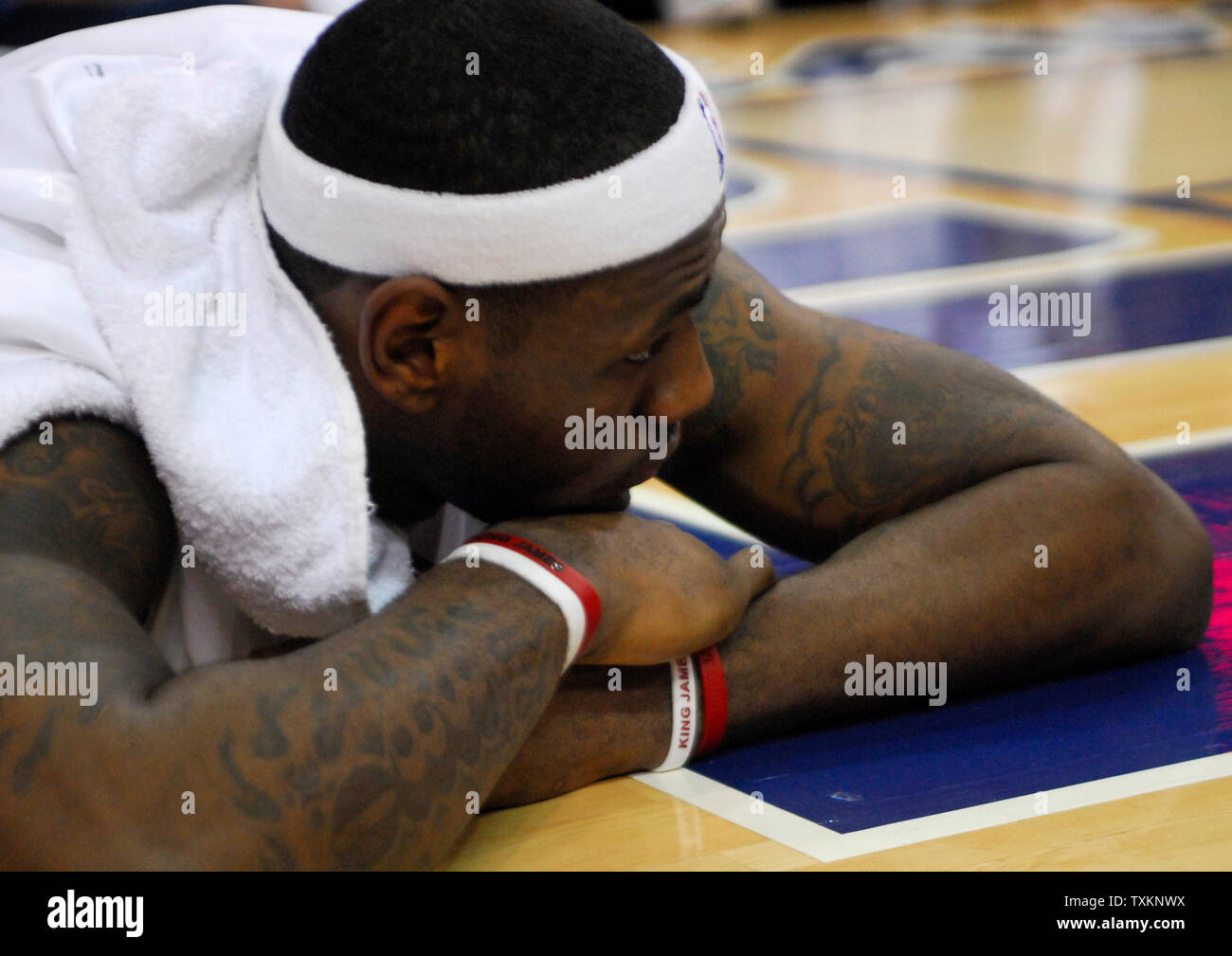 Cleveland Cavaliers LeBron James si allunga mentre beinging trattata da un trainer in disparte durante il secondo trimestre contro il calore di Miami al dall'Arena Quicken Loans in Cleveland Ohio, 9 febbraio 2007. (UPI Photo/ Stephanie Krell) Foto Stock