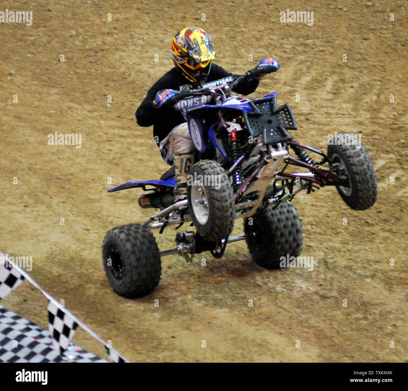 Durante le guerre Quad evento, il Pittsburgh team rider pop un wheelie sul percorso ad ostacoli durante il Monster Truck Jam al dall'Arena Quicken Loans in Cleveland il 16 febbraio 2007. (UPI foto/Stephanie Krell) Foto Stock