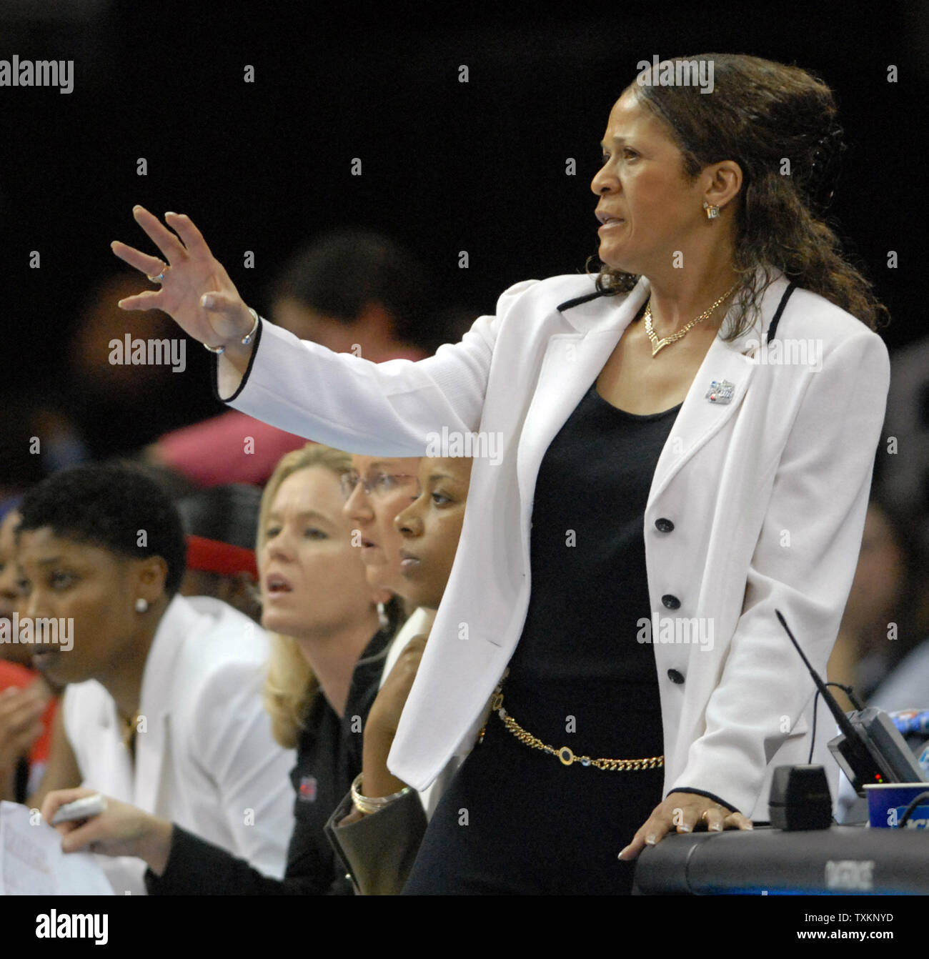 Rutgers Scarlet Knights Head Coach C. Vivian Stringer dirige il suo team dal margine durante la donna biglietti di finale quattro del NCAA championship semifinali al dall'Arena Quicken Loans in Cleveland Ohio, Aprile 1, 2007. Rutgers ha vinto 59-35. (UPI Photo/ Stephanie Krell) Foto Stock