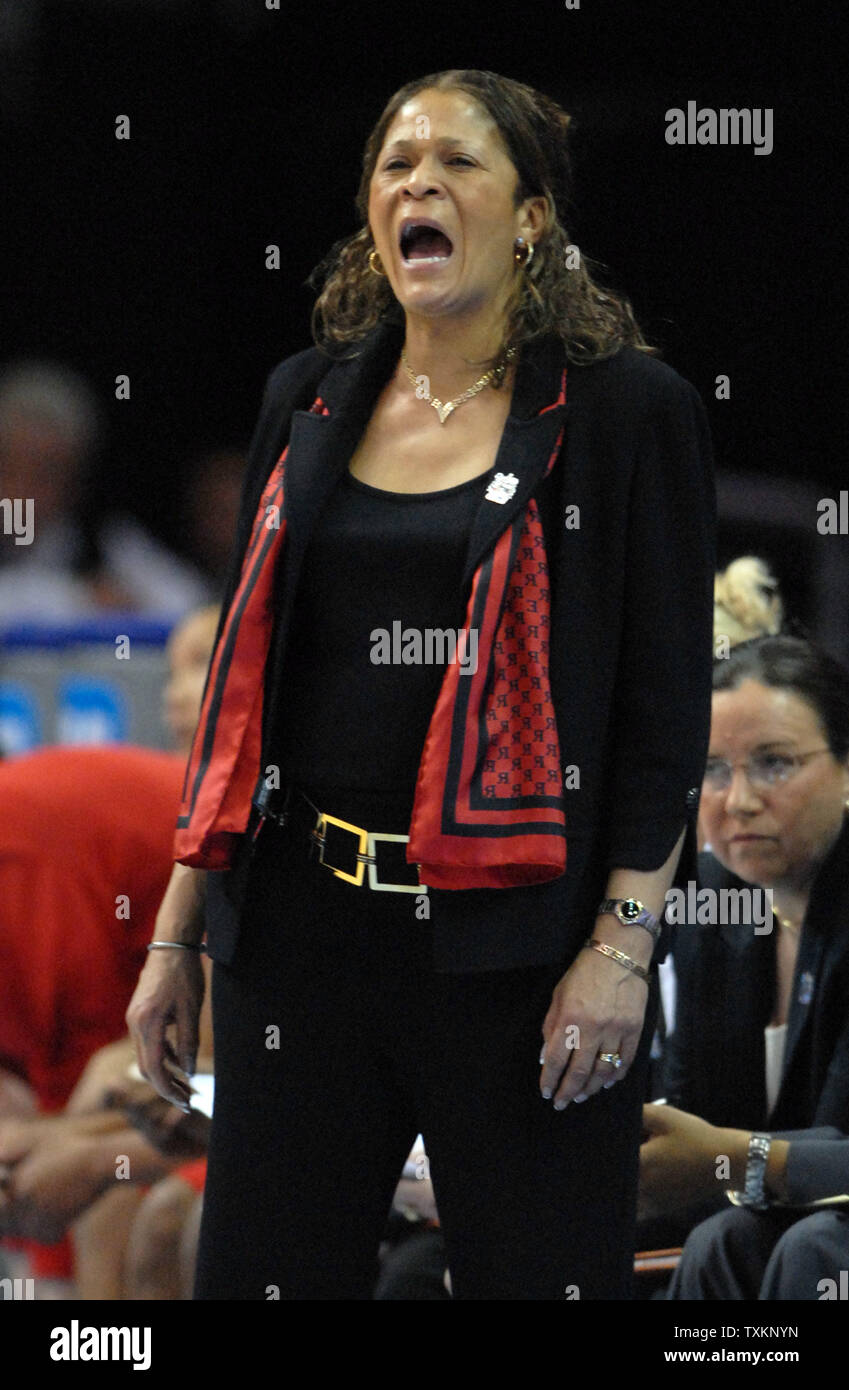 Rutgers Scarlet Knights head coach C. Vivian Stringer grida fuori le direzioni per i suoi giocatori dopo aver perso la palla al Tennessee Lady Vols presso le donne del NCAA quattro finale campionato al dall'Arena Quicken Loans in Cleveland Ohio il 3 aprile 2007. La Tennessee Lady Vols sconfitto la Rutgers Scarlet Knights 59-46. (UPI Photo/ Stephanie Krell) Foto Stock