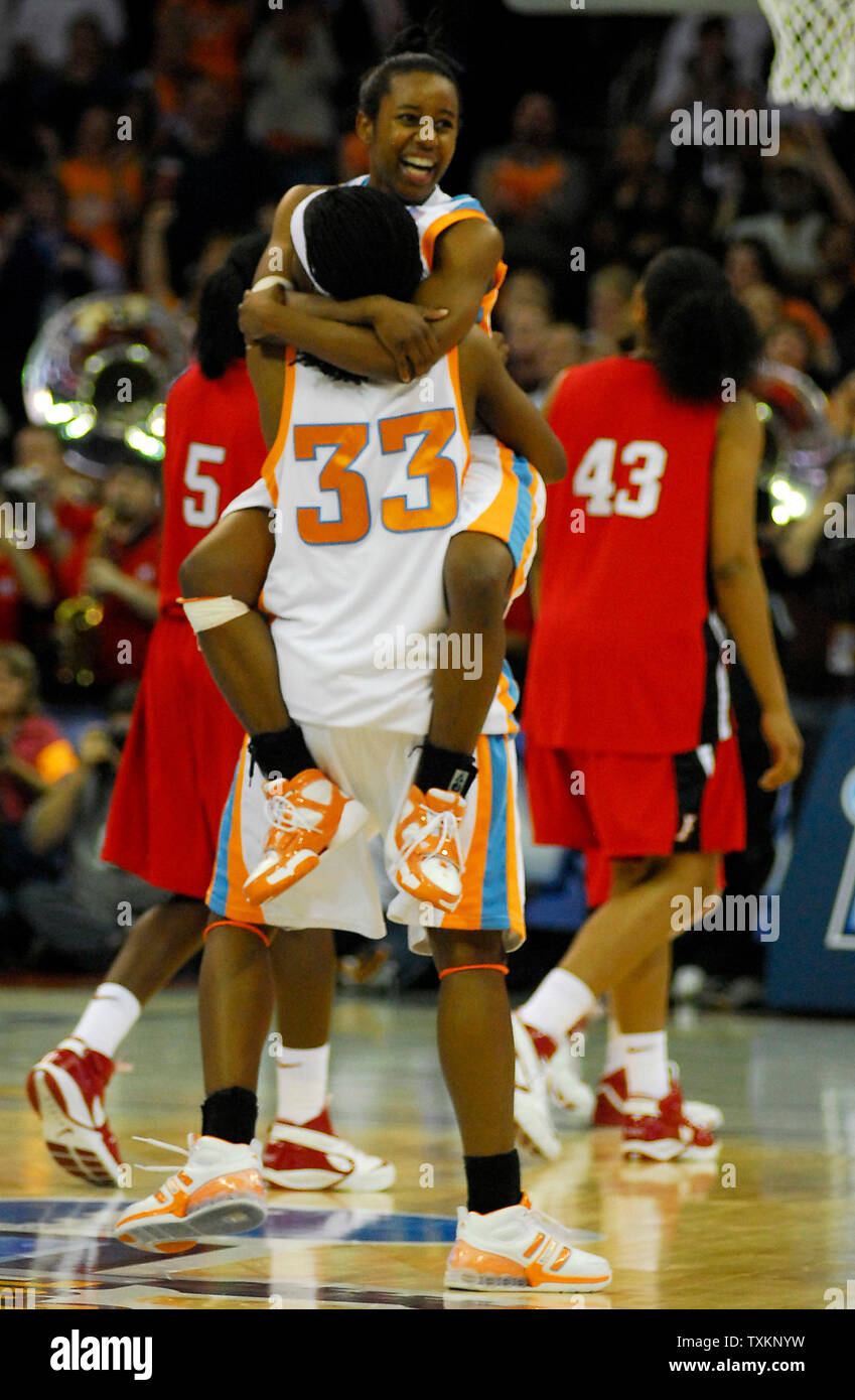 La Rutgers Scarlet Knights a piedi sconsolato come Tennessee Lady Vols Alberta Auguste (33) solleva Shannon Bobbitt in un abbraccio emozionato dopo la vittoria delle donne biglietti di finale quattro del NCAA campionato al dall'Arena Quicken Loans in Cleveland Ohio, 3 aprile 2007. La Tennessee Lady Vols sconfitto la Rutgers Scarlet Knights 59-46. (UPI Photo/ Stephanie Krell) Foto Stock