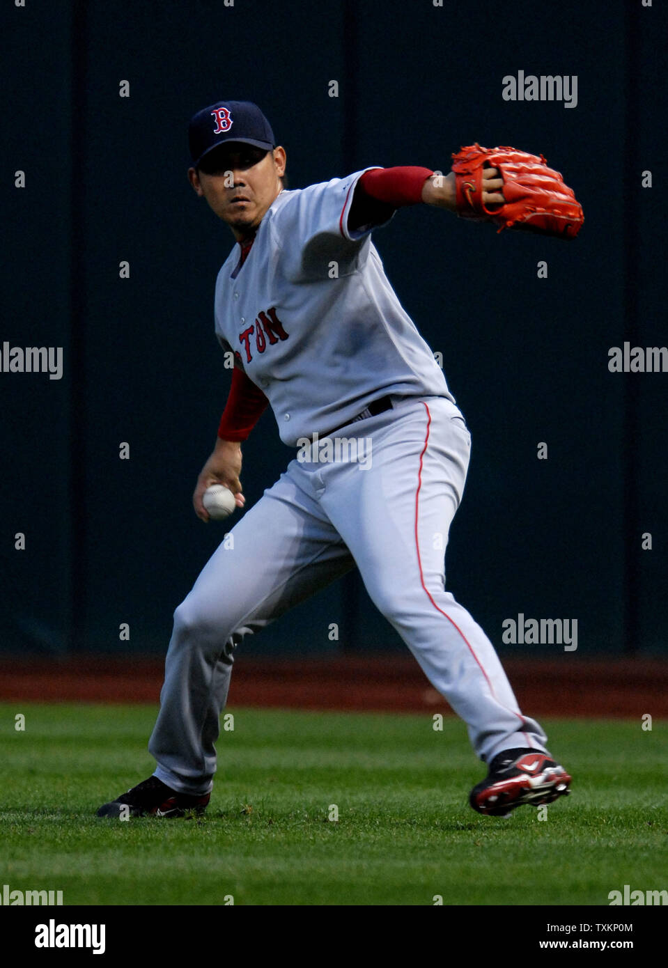 Boston Red Sox di partenza del lanciatore Daisuke Matsuzaka si riscalda prima di gioco tre della American League Championship Series contro i Cleveland Indians al Jacobs Field di Cleveland, il 15 ottobre 2007. (UPI foto/Kevin Dietsch) Foto Stock