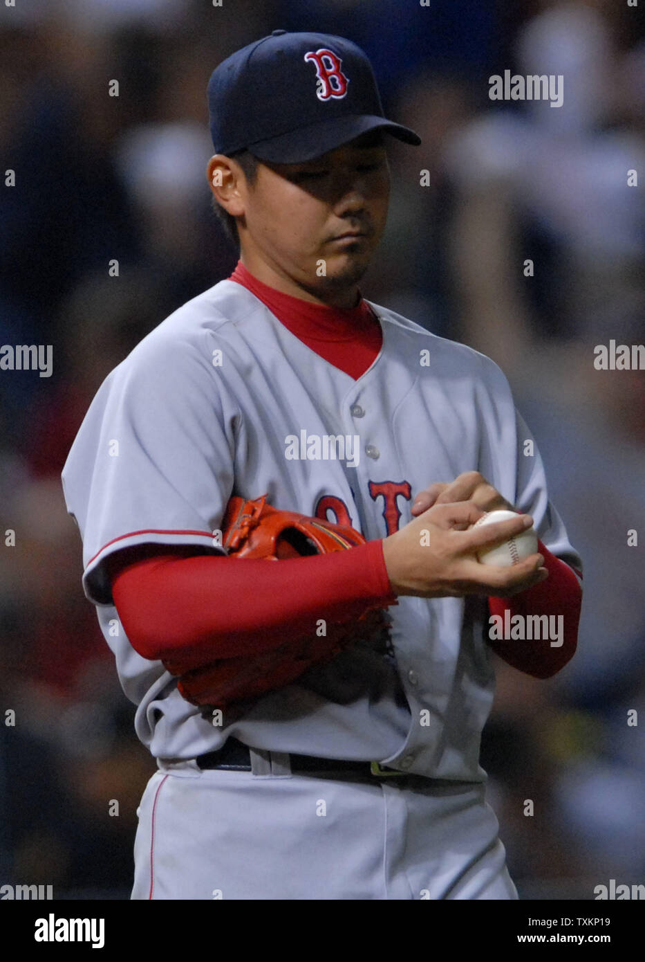 Boston Red Sox di partenza del lanciatore Daisuke Matsuzaka pulisce fuori della sfera in tra i passi durante la quinta inning contro i Cleveland Indians durante il gioco tre della American League Campionato di Serie al Jacobs Field di Cleveland, il 15 ottobre 2007. (UPI foto/Kevin Dietsch) Foto Stock