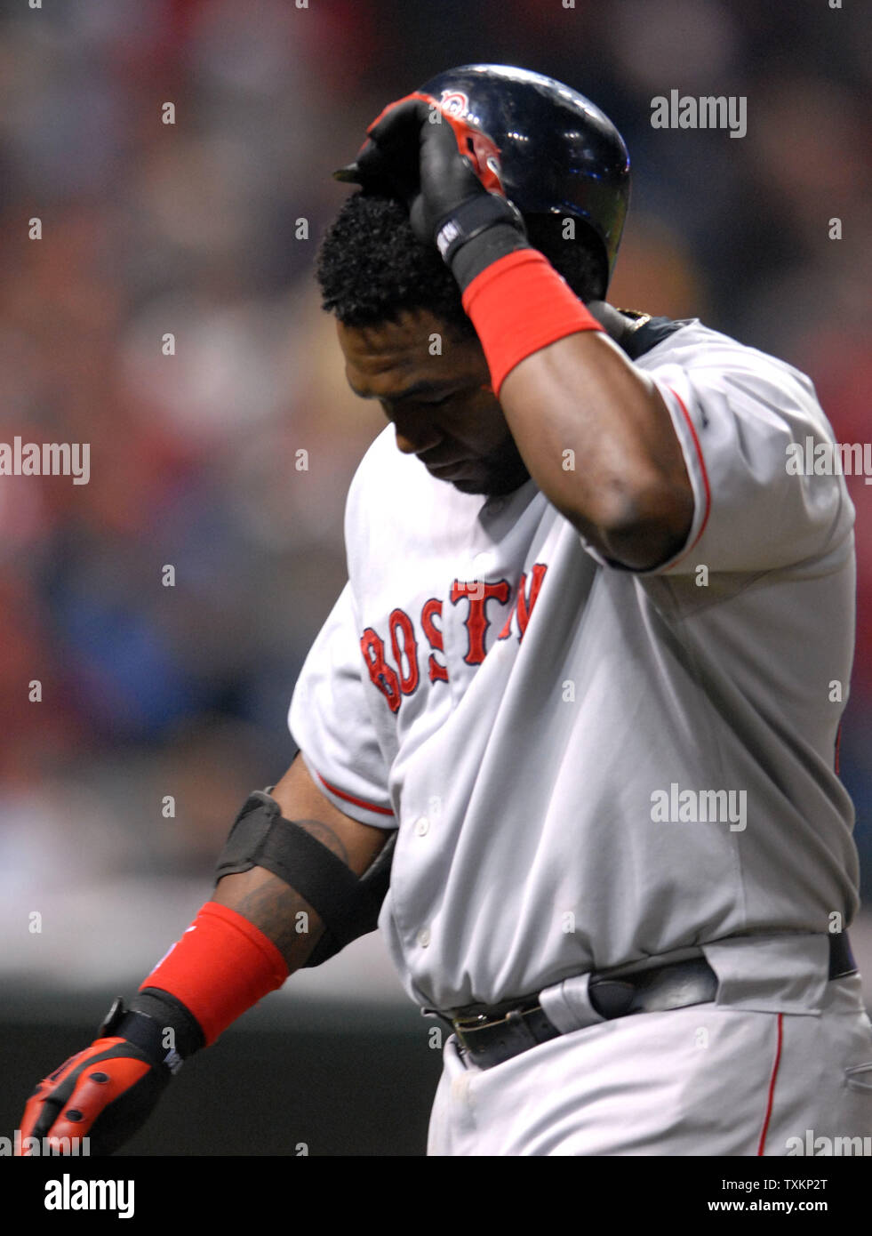 Boston Red Sox David Ortiz passeggiate fuori campo dopo la fuoruscita di campo sinistro durante l'ottavo inning di gioco a quattro della American League Championship Series contro i Cleveland Indians al Jacobs Field di Cleveland il 16 ottobre 2007. (UPI foto/Kevin Dietsch) Foto Stock