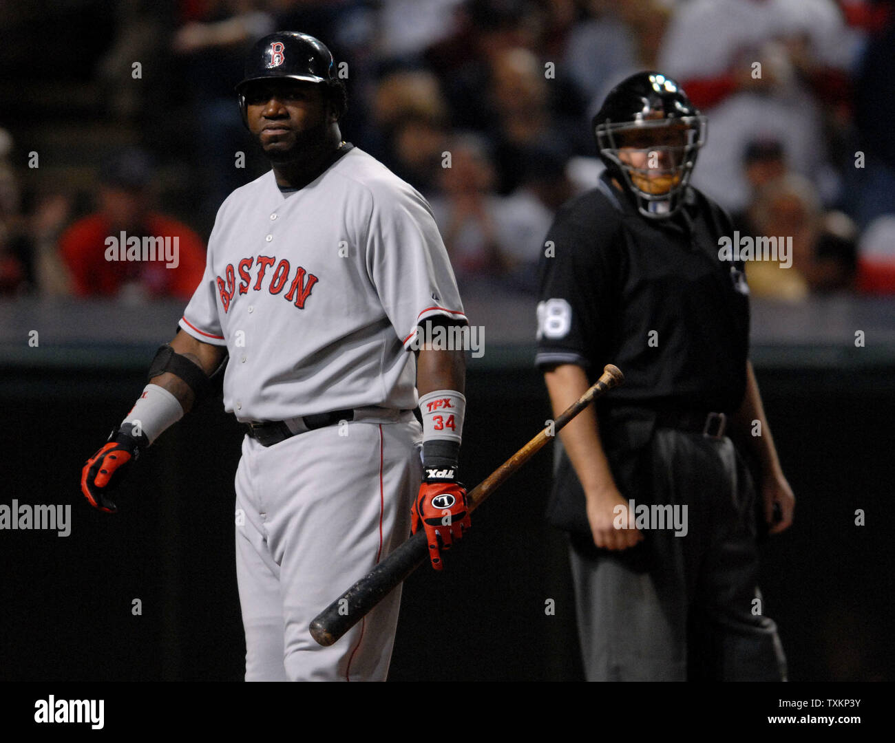 Boston Red Sox David Ortiz reagisce dopo avente una seconda strike chiamato su di lui durante il terzo inning contro i Cleveland Indians durante il gioco cinque della American League Campionato di Serie al Jacobs Field di Cleveland, il 18 ottobre 2007. (UPI foto/Kevin Dietsch) Foto Stock