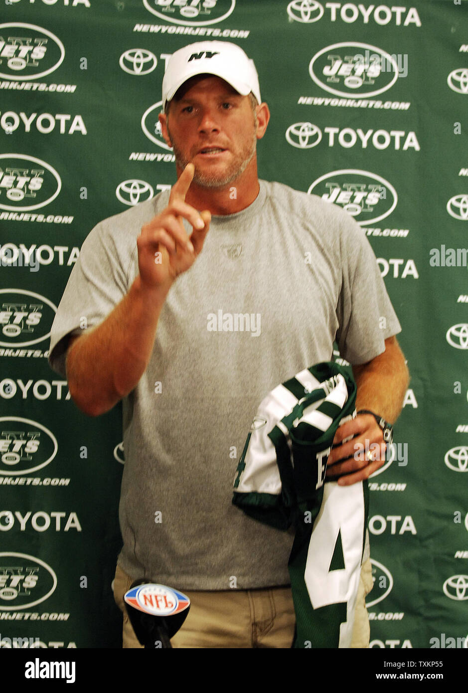 Brett Favre affronta la media dopo essere stato oggetto di scambi per il New York getti da Green Bay Packers durante una conferenza stampa al Cleveland Browns Stadium di Cleveland, Ohio, in data 7 agosto 2008. (UPI foto/Stephanie Krell) Foto Stock