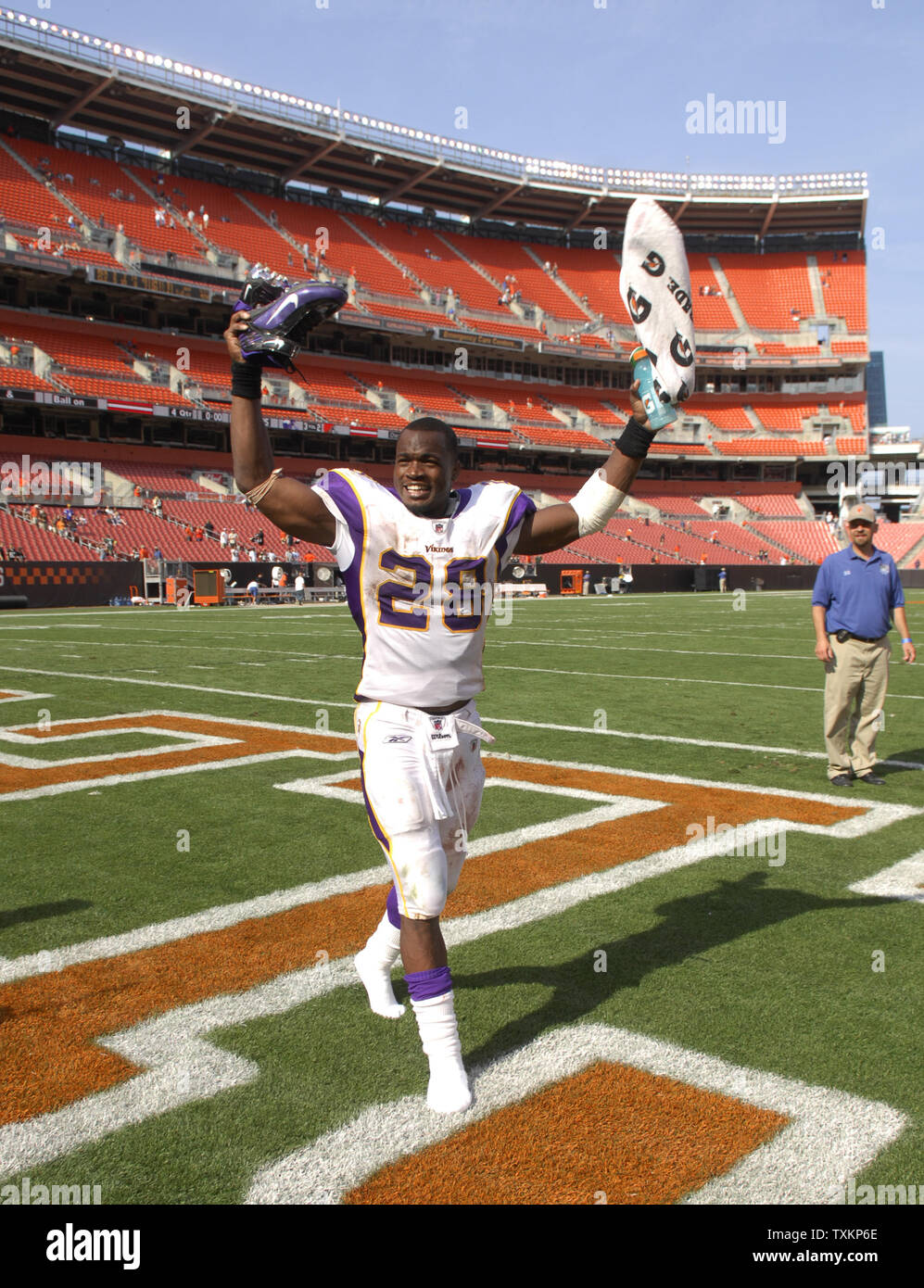 Minnesota Vikings running back Adrian Peterson (28) celebra dopo i vichinghi battere il Browns 34-20 al Cleveland Browns Stadium il 22 agosto 2009. UPI/Jason Miller Foto Stock