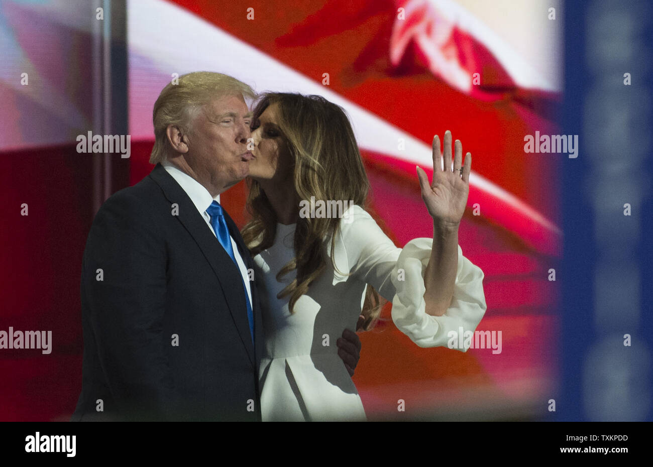 Melanie Trump dà il suo marito e repubblicano presunto candidato presidenziale Donald Trump un bacio dopo il suo discorso alla Convention Nazionale Repubblicana a dall'Arena Quicken Loans in Cleveland Ohio sulla luglio 18, 2016. Donald Trump accetterà la nomina del Partito Repubblicano per Presidente il giovedì notte Luglio 21st. Foto di Pete Marovich/UPI Foto Stock