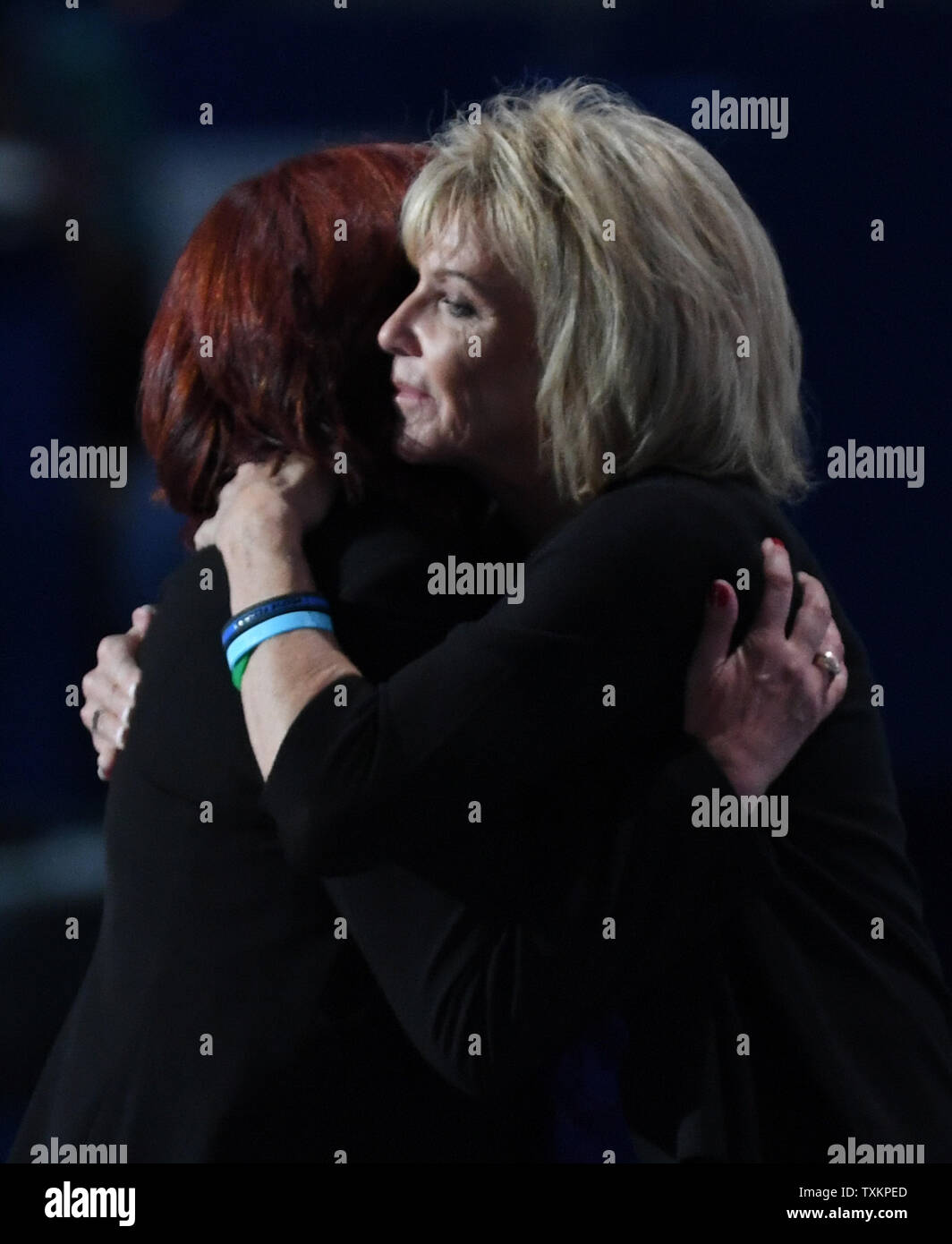 Sabine Durden (L) abbracci Mary Ann Mendoza dopo intervenendo alla Sessione serale il giorno uno alla Convention Nazionale Repubblicana a dall'Arena Quicken Loans in Cleveland Ohio sulla luglio 18, 2016. Sia le madri perso figli per incidenti causati da clandestino driver. Foto di Pat Benic/UPI Foto Stock