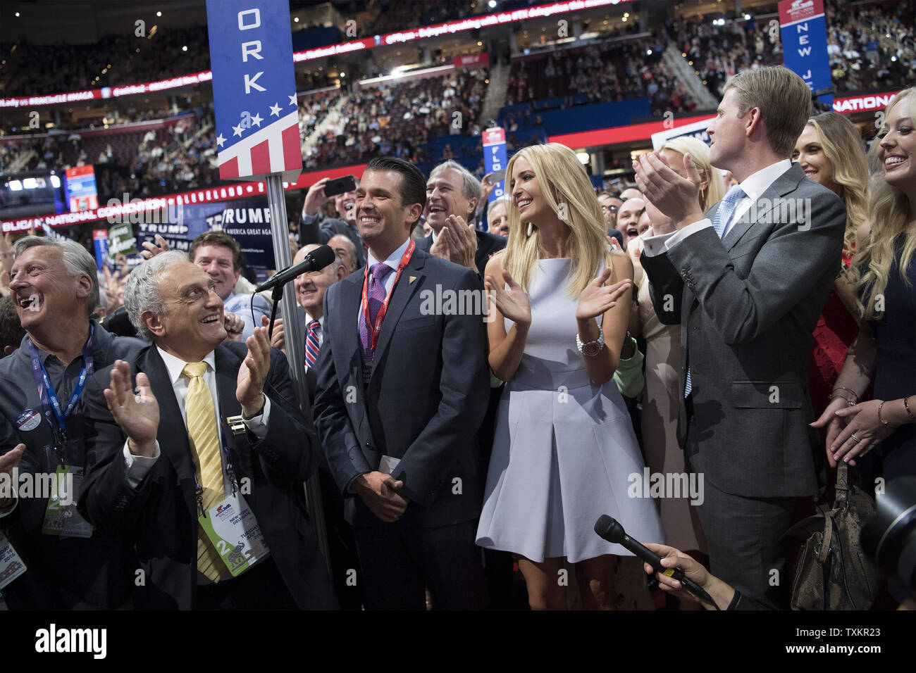 Il Trump bambini (L-R) Donald Trump, Jr., Ivanka, Eric, e Tiffany celebrare dopo Trump, Jr. cast New York i voti di mettere il loro padre Donald Trump sopra la parte superiore la rivendicazione la nomina del partito repubblicano del Presidente alla Convention Nazionale Repubblicana a dall'Arena Quicken Loans in Cleveland Ohio sulla luglio 19, 2016. Donald Trump accetterà la nomina del Partito Repubblicano per Presidente il giovedì notte Luglio 21st. Foto di Kevin Dietsch/UPI Foto Stock