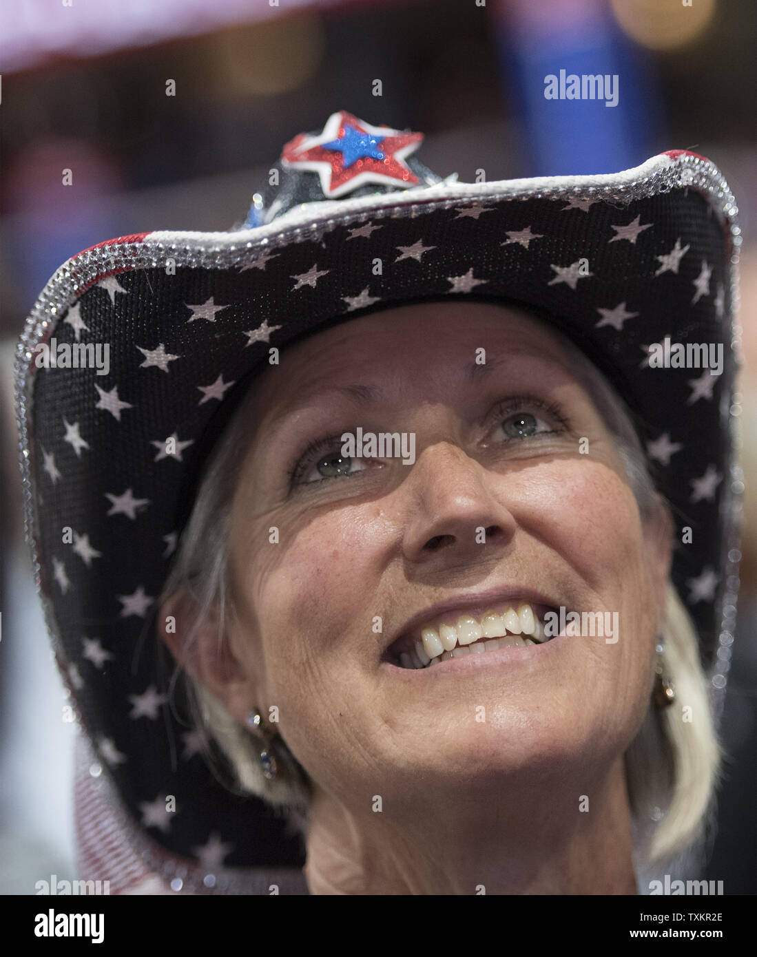 Delegato della California Elizabeth Ritchie sorrisi a Convention Nazionale Repubblicana a dall'Arena Quicken Loans in Cleveland Ohio sulla luglio 19, 2016. Donald Trump accetterà la nomina del Partito Repubblicano per Presidente il giovedì notte Luglio 21st. Foto di Kevin Dietsch/UPI Foto Stock