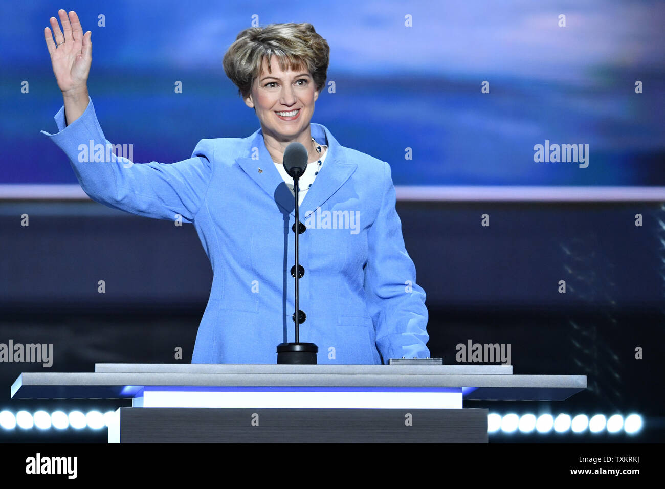 Ritirato l'astronauta della NASA, Col. Eileen Collins, parla il giorno tre i membri della convenzione nazionale repubblicana a dall'Arena Quicken Loans in Cleveland Ohio sulla luglio 20, 2016. Donald Trump accetterà la nomina del Partito Repubblicano per Presidente il giovedì notte Luglio 21st. Foto di Kevin Dietsch/UPI Foto Stock