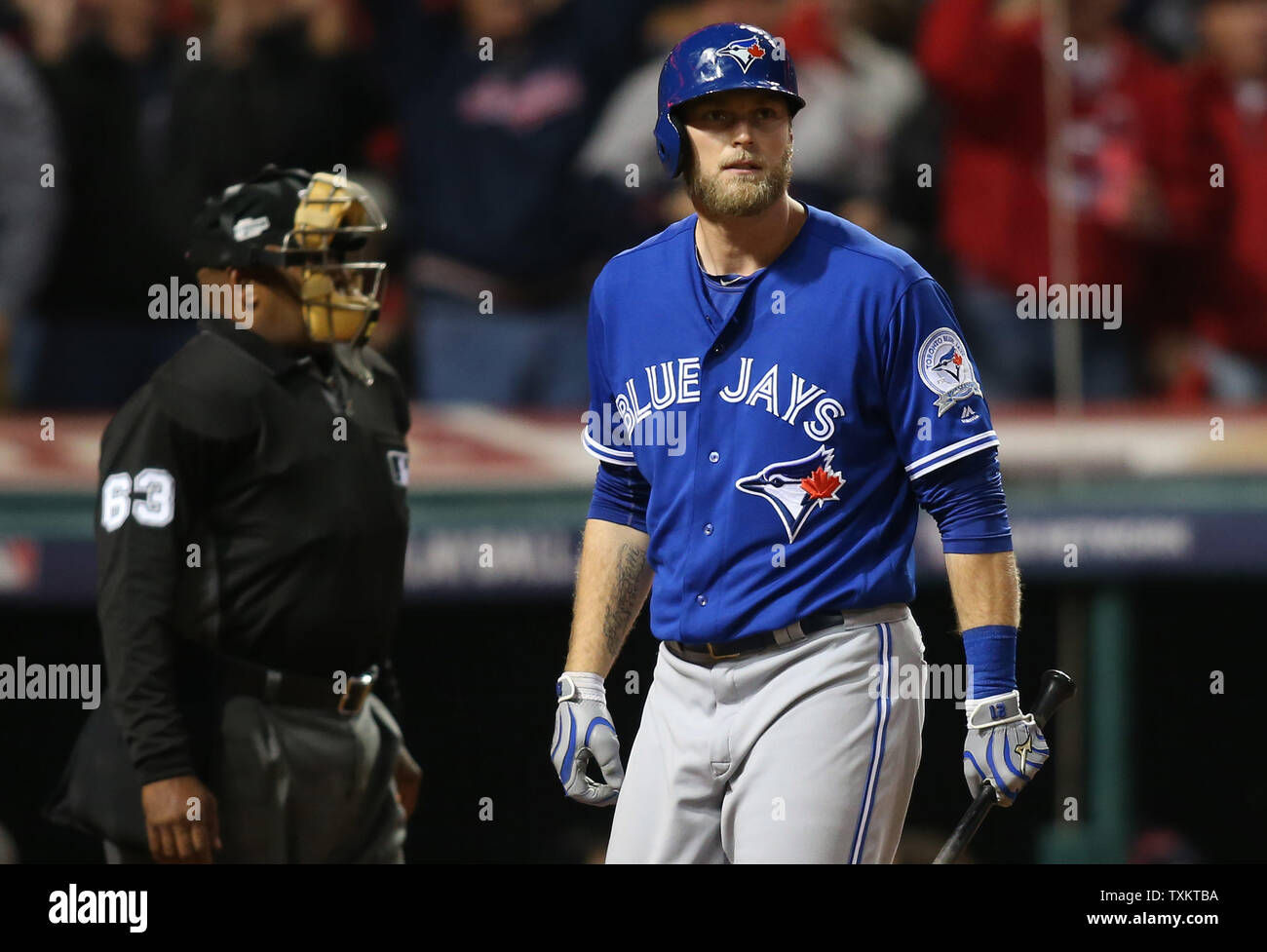 Toronto Blue Jays designato hitter Michael Saunders è chiamato fuori sugli scioperi durante il nono inning di gioco 1 della American League campionato di serie a Progressive Field in Cleveland Ohio il 14 ottobre 2016. Cleveland ha vinto 2-0. Foto di Aaron Josefczyk/UPI Foto Stock