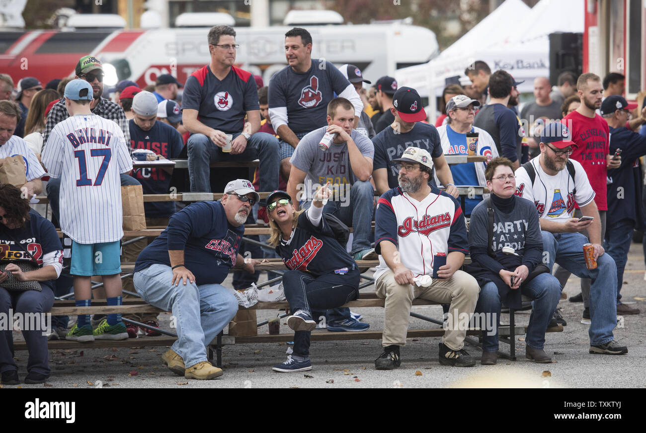 Ventole preparare per guardare la partita sul grande schermo spento prospettiva Ave. prima del gioco 6 del mondo come la serie Cleveland Indians faccia il Chicago Cubs a Progressive Field in Cleveland Ohio il 1 novembre 2016. I cuccioli di legare le serie con gli indiani 3-3. Foto di Kyle Lanzer/UPI Foto Stock