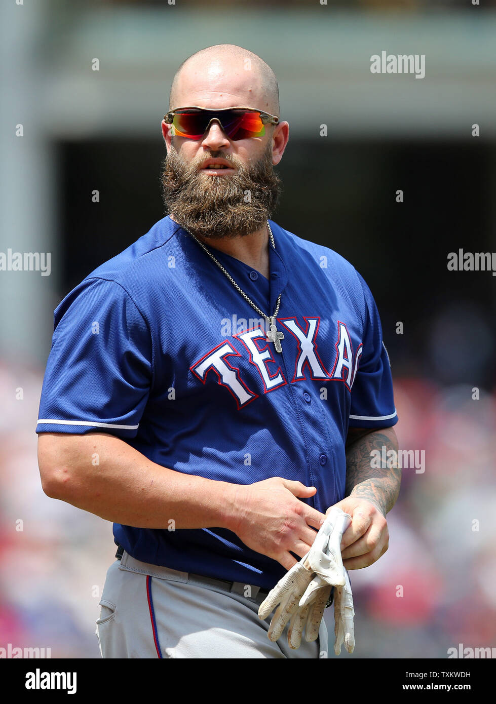 Texas Rangers Mike Napoli rimuove i guanti dopo aver depennato nel secondo inning contro i Cleveland Indians al campo progressivo in Cleveland Ohio il 29 giugno 2017. Foto di Aaron Josefczyk/UPI Foto Stock