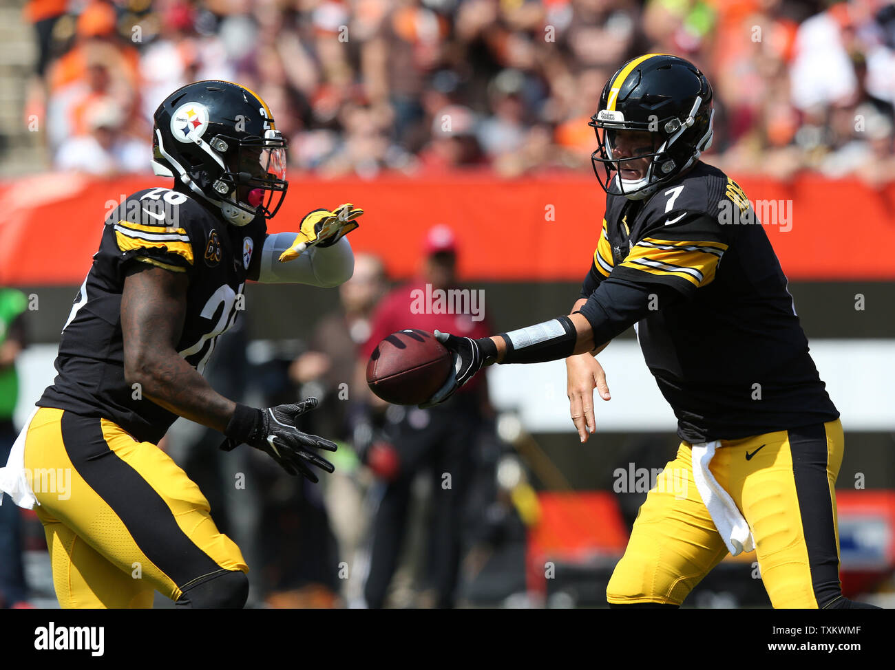 Pittsburgh Steelers Ben Roethilisberger mani la palla fuori per le"campana Veon durante il primo trimestre contro i Cleveland Browns al primo stadio di energia in Cleveland, Ohio, 10 settembre 2017. Foto di Aaron Josefczyk/UPI Foto Stock