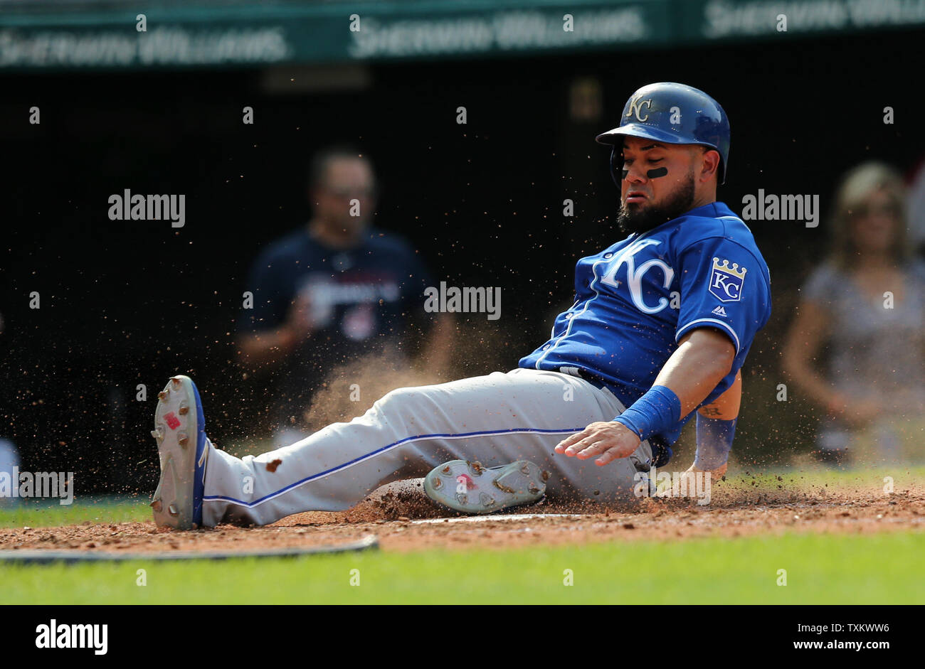 Kansas City Royals Melky Cabrera scorre nella piastra di casa sicuro spegnere il punteggio di 2 RBI singolo da Brandon Moss nell ottavo inning al campo progressivo in Cleveland Ohio il 17 settembre 2017. Foto di Aaron Josefczyk/UPI Foto Stock