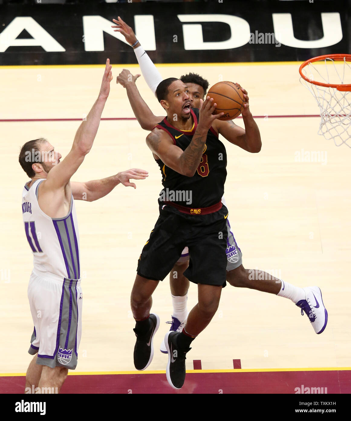 Cleveland Cavaliers' Channing Fry mette su un tiro passato i Sacramento Kings difensori Kosta Koufos (L) e Frank Mason III durante la seconda metà a dall'Arena Quicken Loans in Cleveland il 6 dicembre 2017. Foto di Aaron Josefczyk/UPI Foto Stock