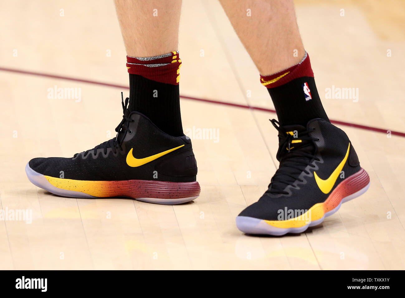 Cleveland Cavaliers Kevin ama' scarpe prima di cavalieri partita contro i Chicago Bulls a dall'Arena Quicken Loans in Cleveland su dicembre 21, 2017. Foto di Aaron Josefczyk/UPI Foto Stock