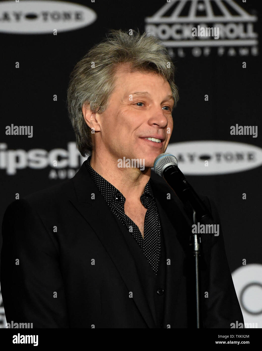 Jon Bon Jovi parla del back stage alla trentatreesima annuale di Rock and Roll Hall of Fame induzione cerimonie presso la sala pubblica il 14 aprile 2018 in Cleveland Ohio. Bon Jovi, vetture e quattro prime-time finalisti, tra cui Nina Simone, sarà introdotto il sabato notte come il 2018 Rock & Roll Hall of Fame di classe. Foto di Scott McKinney/UPI Foto Stock