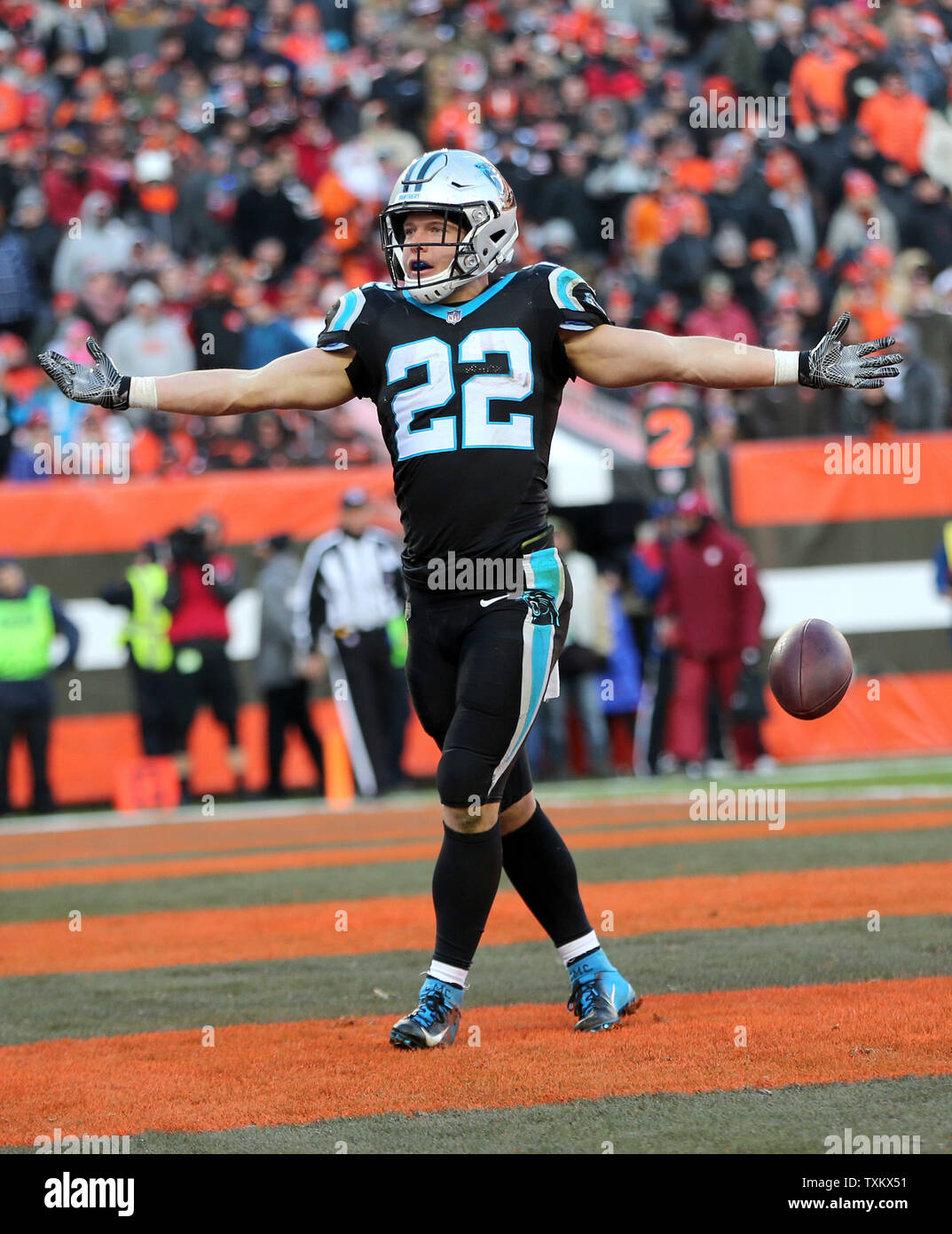 Carolina Panthers Chrisitan McCaffrey celebra un touchdown che sarebbe chiamato torna su una holding penalità nella seconda metà contro il Cleveland Browns al primo stadio di energia in Cleveland su dicembre 91, 2018. Foto di Aaron Josefczyk/UPI Foto Stock