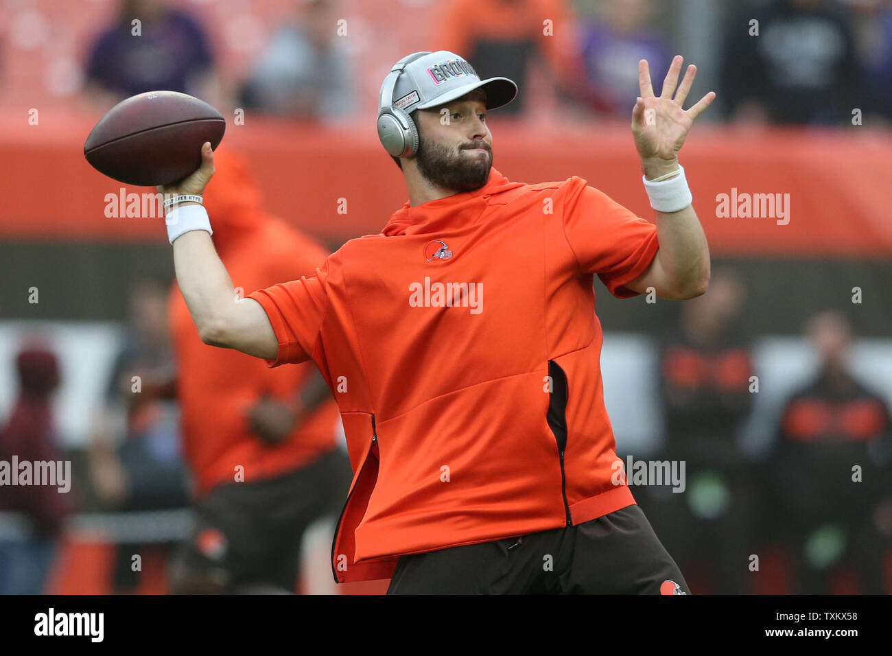 Cleveland Browns quarterback Baker Mayfield getta durante il warm up per una partita contro i Baltimore Ravens presso la prima energia Stadium di Cleveland, Ohio Ottobre 7, 2018. Foto di Aaron Josefczyk/UPI Foto Stock