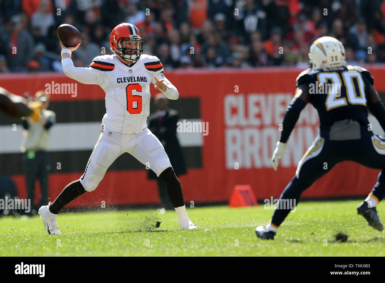 Cleveland Browns Baker Mayfield getta un pass contro il Los Angeles Chargers al primo stadio di energia in Cleveland Ohio Ottobre 14, 2018. Foto di Aaron Josefczyk/UPI Foto Stock