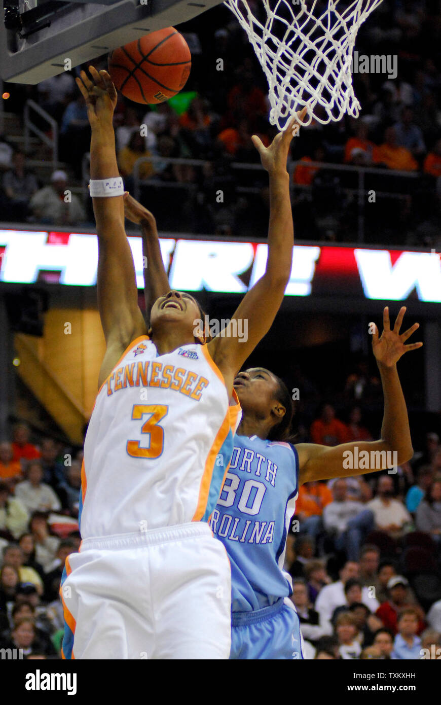 North Carolina Tar Heels LaToya Pringle (30) e Tennessee Lady Vols Candace Parker (3) lotta per il rimbalzo alla donna biglietti di finale quattro del NCAA championship semifinali al dall'Arena Quicken Loans in Cleveland Ohio, Aprile 1, 2007. La Tennessee Lady Vols sconfitto il North Carolina Tar Heels 56-50. (UPI Photo/ Stephanie Krell) Foto Stock