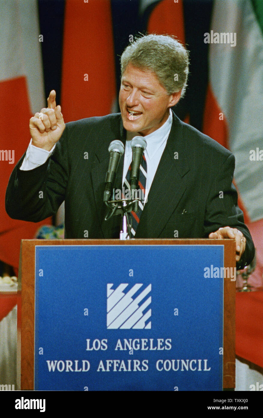 Candidato presidenziale democratico Arkansas Gov. Bill Clinton delinea la sua politica estera proposta come egli parla ai membri del Los Angeles gli affari del mondo Consiglio il 13 agosto 1992 a Los Angeles. UPI/Casey Luksch ha Foto Stock