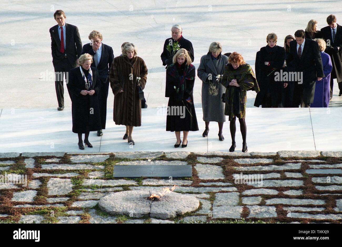 Hillary Clinton e i membri della famiglia Kennedy visita il John F. Kennedy luogo di sepoltura presso il Cimitero Nazionale di Arlington in Arlington, Virginia il 19 gennaio 1993. UPI Foto Stock