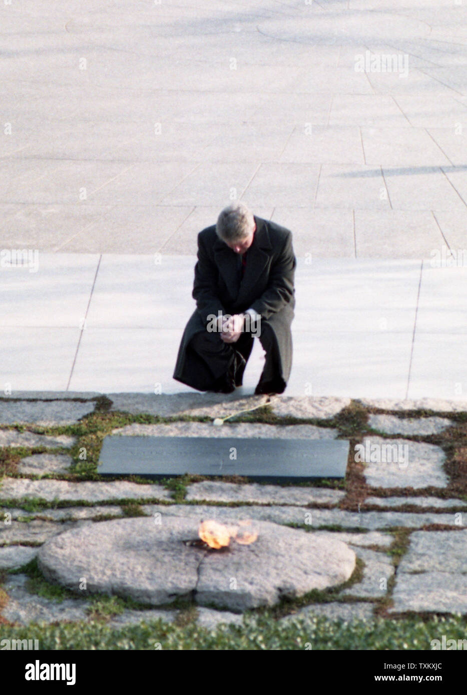 Stati Uniti Presidente-eletto Bill Clinton visiti il John F. Kennedy luogo di sepoltura presso il Cimitero Nazionale di Arlington in Arlington, Virginia il 19 gennaio 1993. UPI Foto Stock