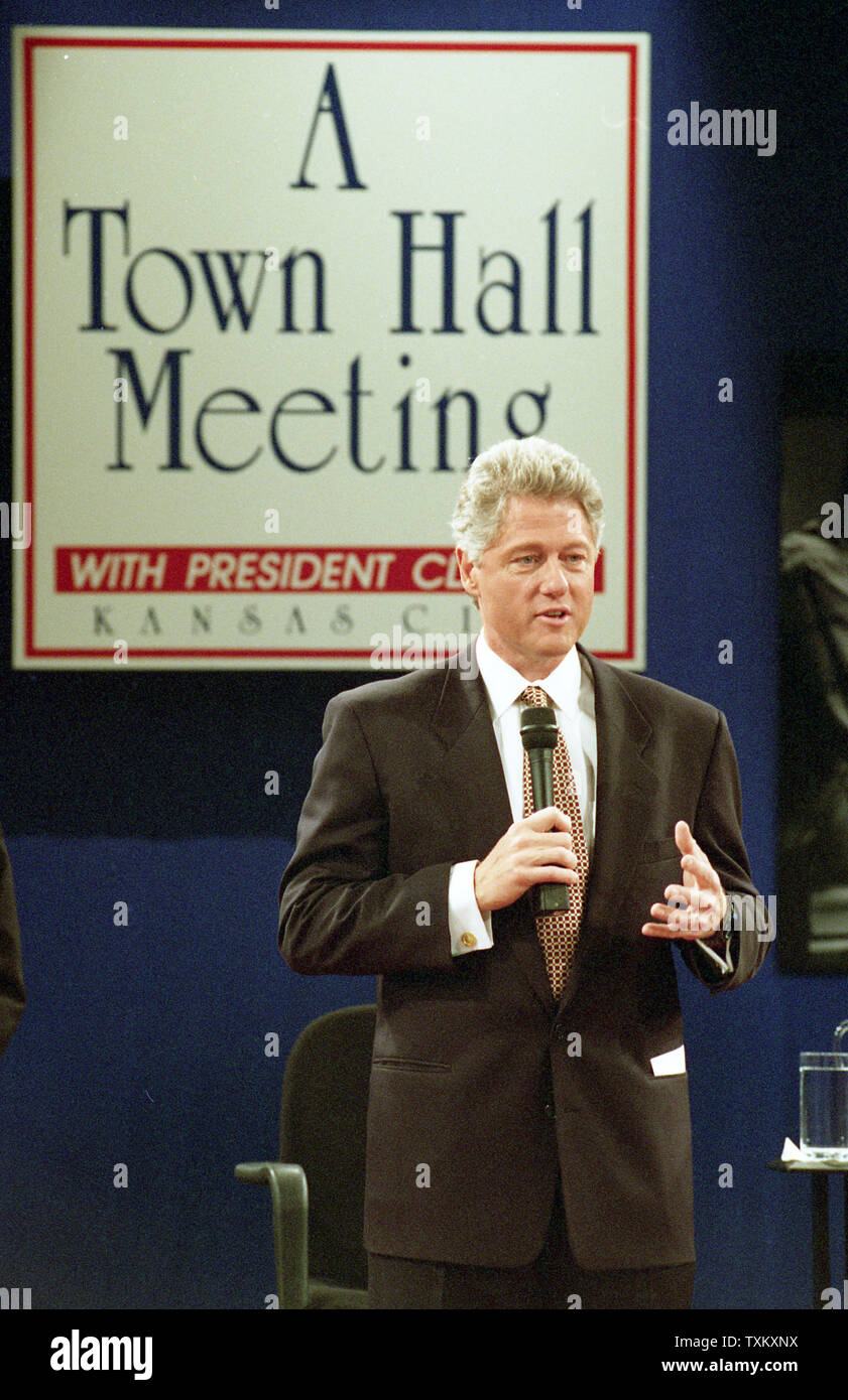Stati Uniti Il presidente Bill Clinton parla di una cura di salute municipio incontro a Kansas City, Missouri il 7 aprile 1994. UPI/Cliff Owen Foto Stock