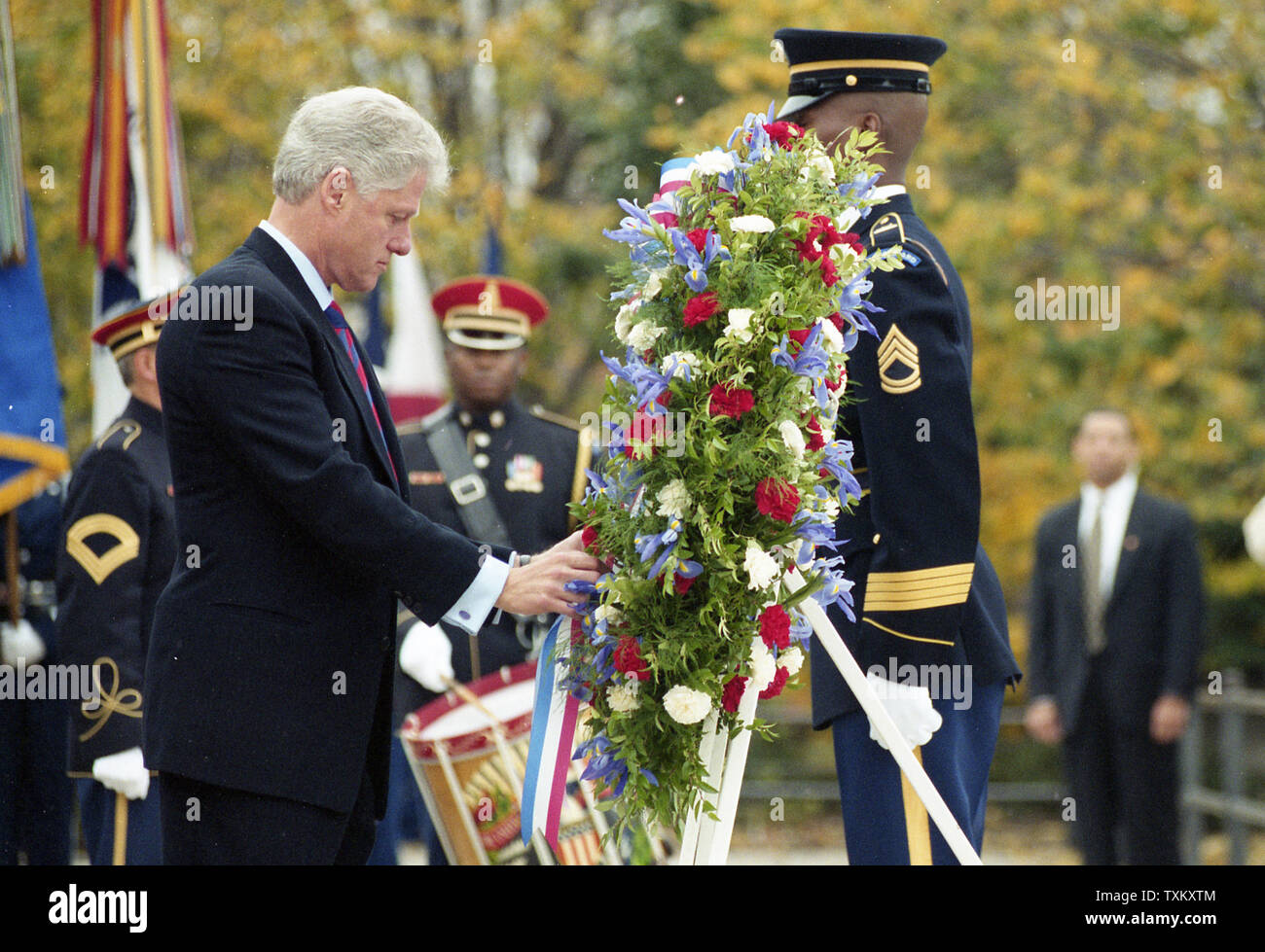 Stati Uniti Il presidente Bill Clinton ha stabilito una corona presso la tomba del Milite Ignoto al Cimitero Nazionale di Arlington, il giorno dei veterani di Arlington, in Virginia, il 11 novembre 1999. UPI Foto Stock