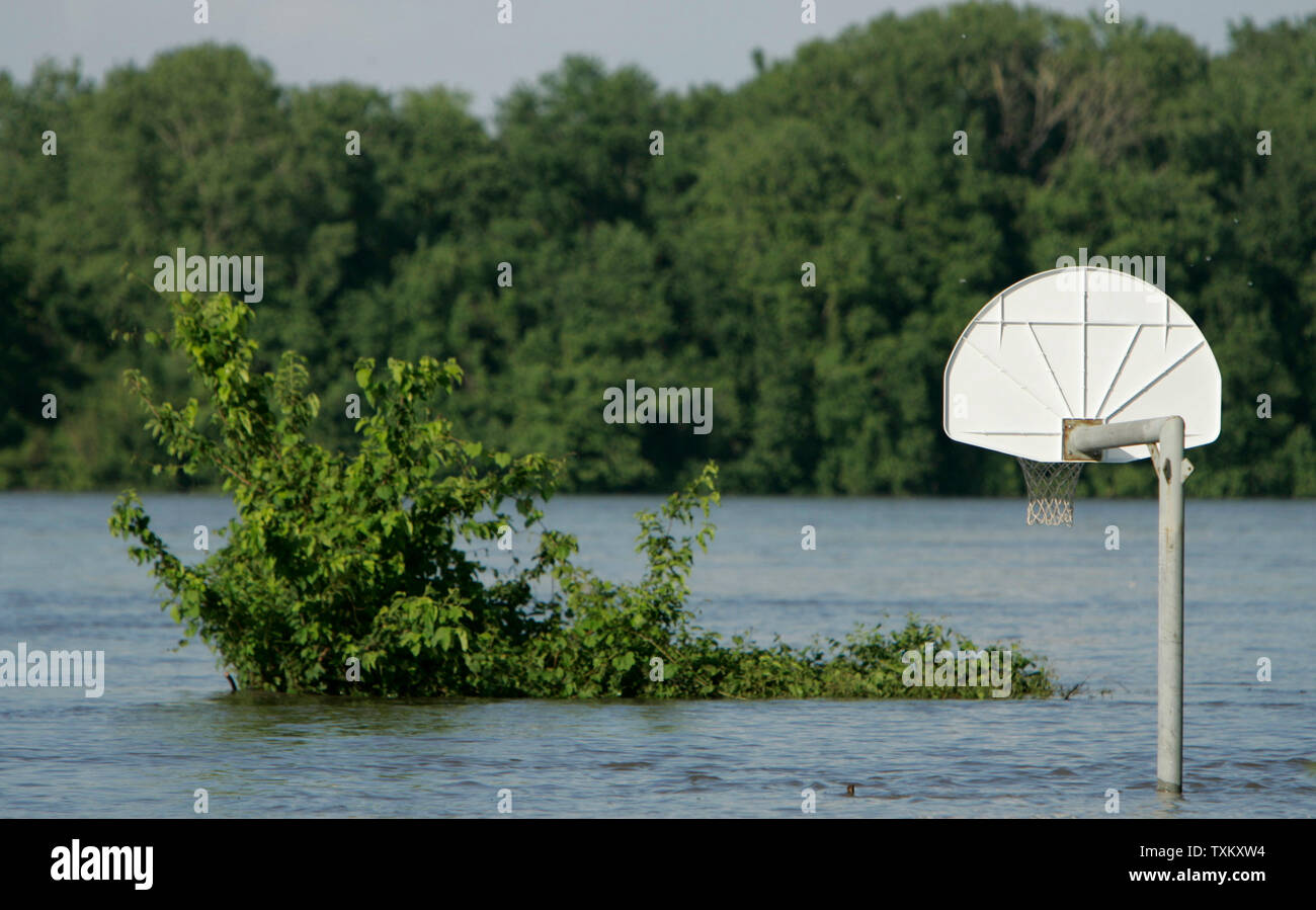 Lo straripamento del fiume Mississippi copre un campo da pallacanestro in Clarksville, Missouri, 20 giugno 2008. (UPI foto/Mark Cowan) Foto Stock