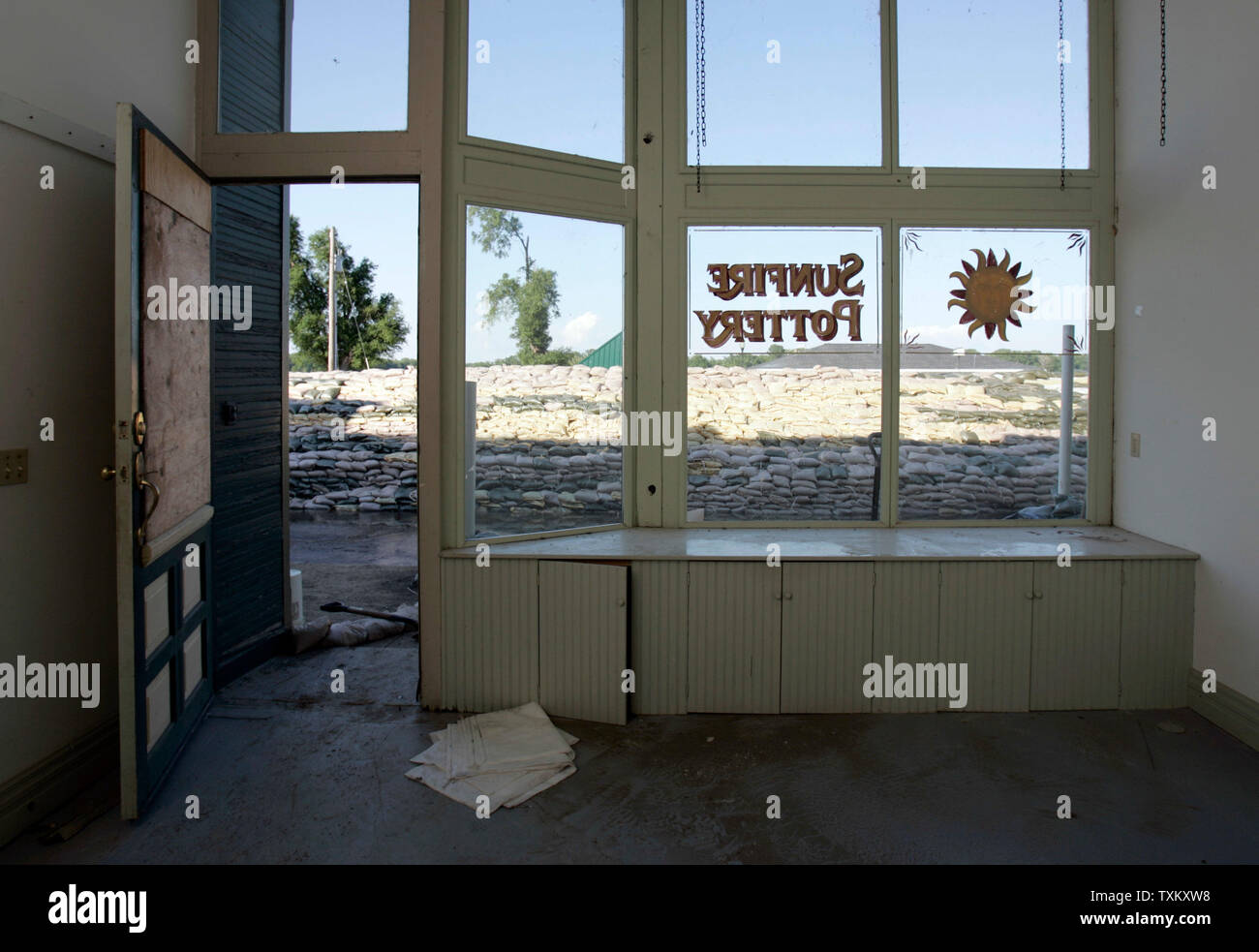 Il Sunshine storefront di ceramiche in Clarksville, Missouri si trova vuoto dopo essere stata evacuata a causa del fiume Mississippi inondazioni, 20 giugno 2008. (UPI foto/Mark Cowan) Foto Stock