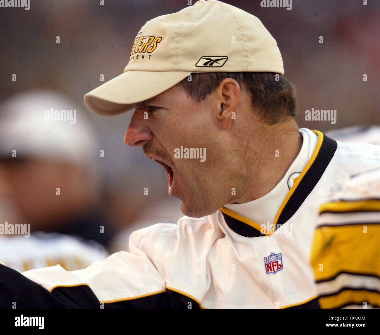 Pittsburgh Steelers Coach Bill Cowher grida a pochi giocatori durante i minuti finali della partita contro i Cleveland Browns il 14 novembre 2004, al Cleveland Browns Stadium. Lo Steelers ha sconfitto il Browns 24-10. (UPI foto/Scott R. Galvin) Foto Stock