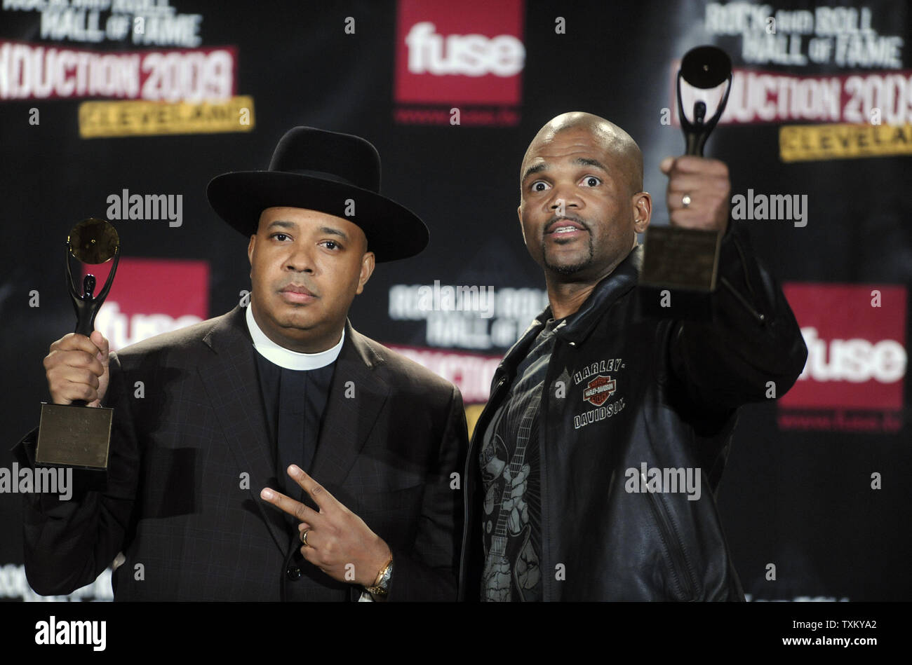 Inductees Giuseppe "Rev Run" Simmons (L) e Darryl 'D.M.C.' McDaniels, 2 dei 3 membri originali di run-DMC, parlare con la stampa durante il Rock and Roll Hall of Fame cerimonia di investitura presso la Sala Pubblica in Cleveland Ohio il 4 aprile 2009. Jason "Jam-Master Jay" Mizell, il terzo membro del run-DMC, fu introdotto postumo. (UPI foto/Alexis C. Glenn) Foto Stock