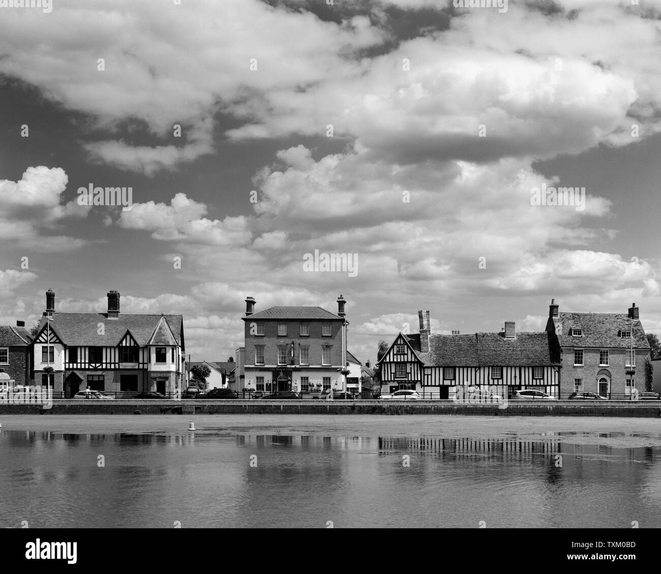 Il Couseway Godmanchester Cambridgeshire Inghilterra dall'acqua prato attraverso il Fiume Great Ouse Foto Stock