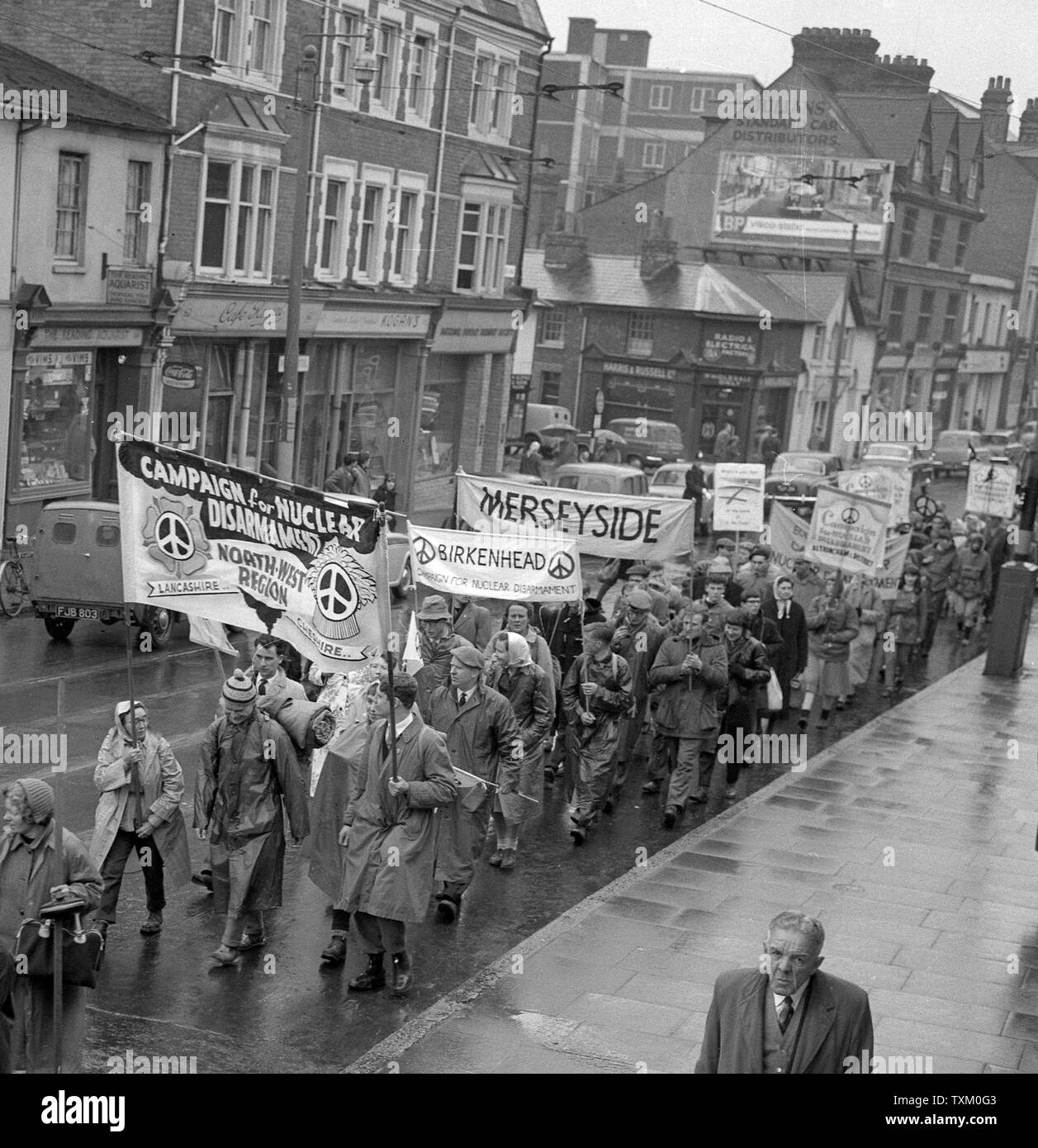 Protesta del Merseyside trasportare banner colorati come essi partirono da leggere nella relazione annuale 50-Mile divieto-la bomba a marzo dalle armi atomiche Research Establishment a Aldermaston a Trafalgar Square a Londra. Foto Stock