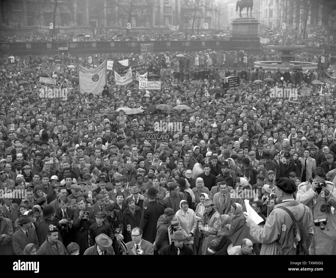 Canon L. John Collins (destra con Musetta), Presidente della Campagna per il disarmo nucleare, come egli ha affrontato la pioggia-imbevuta 23.000-forte banda di manifestanti a Trafalgar Square a Londra. Foto Stock