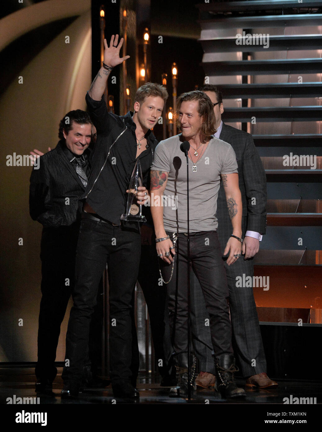 La Georgia Florida linea vince singolo dell'anno durante la quarantasettesima annuale di musica country assegna alla Bridgestone Arena di Nashville il 6 novembre 2013. UPI/Kevin Dietsch Foto Stock