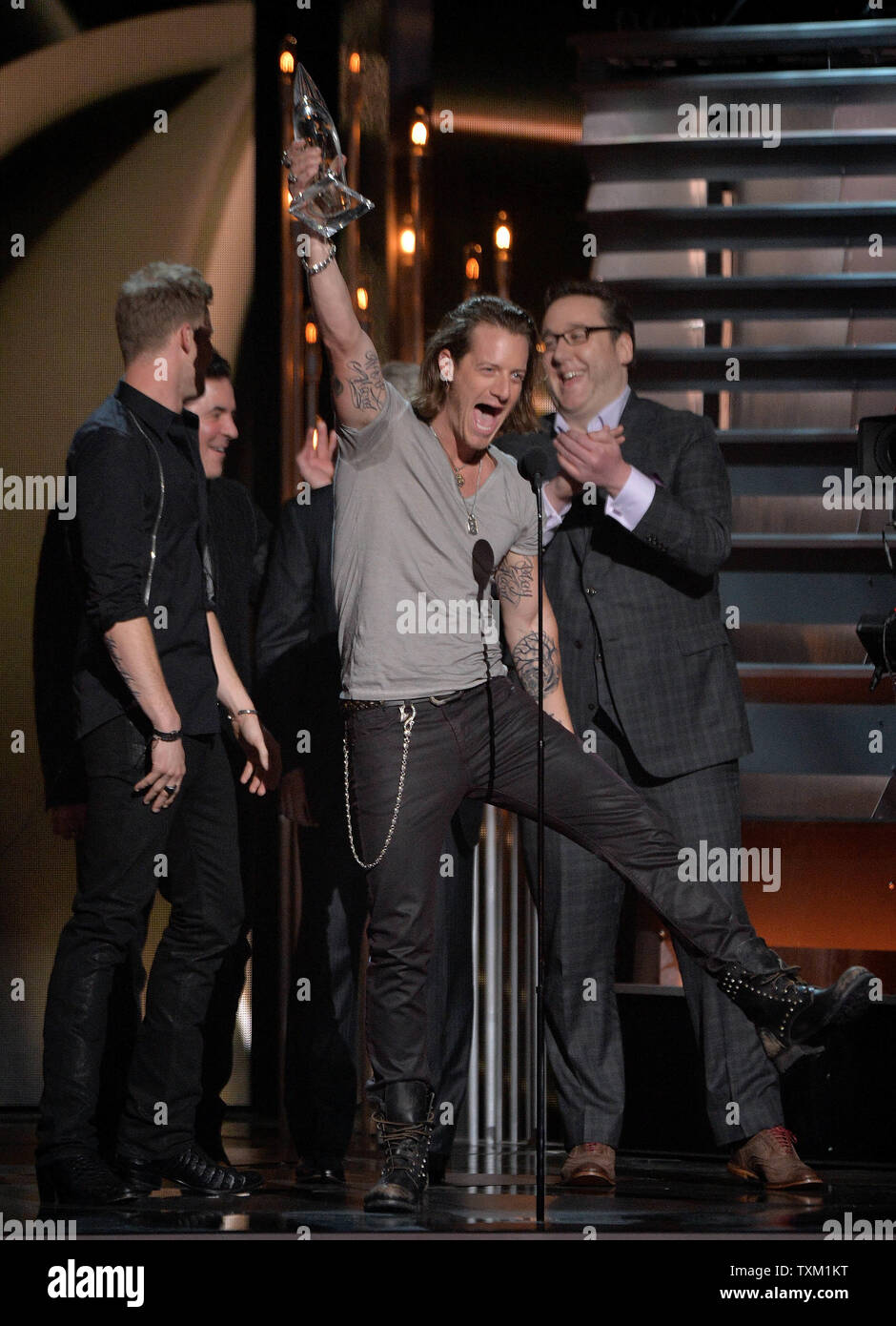 La Georgia Florida linea vince singolo dell'anno durante la quarantasettesima annuale di musica country assegna alla Bridgestone Arena di Nashville il 6 novembre 2013. UPI/Kevin Dietsch Foto Stock