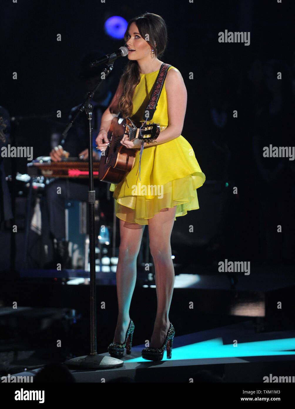 Kacey Musgraves esegue durante la quarantasettesima annuale di musica country assegna alla Bridgestone Arena di Nashville il 6 novembre 2013. UPI/Kevin Dietsch Foto Stock