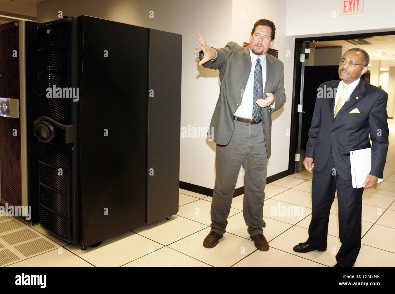 Il Sen. Roland Burris (D-il) (R) è dato un tour del National Center for Supercomputing Applications presso la University of Illinois da John Città, direttore di Infrastruttura persistenti, a Urbana, Illinois, il 27 maggio 2009. (UPI foto/Mark Cowan) Foto Stock