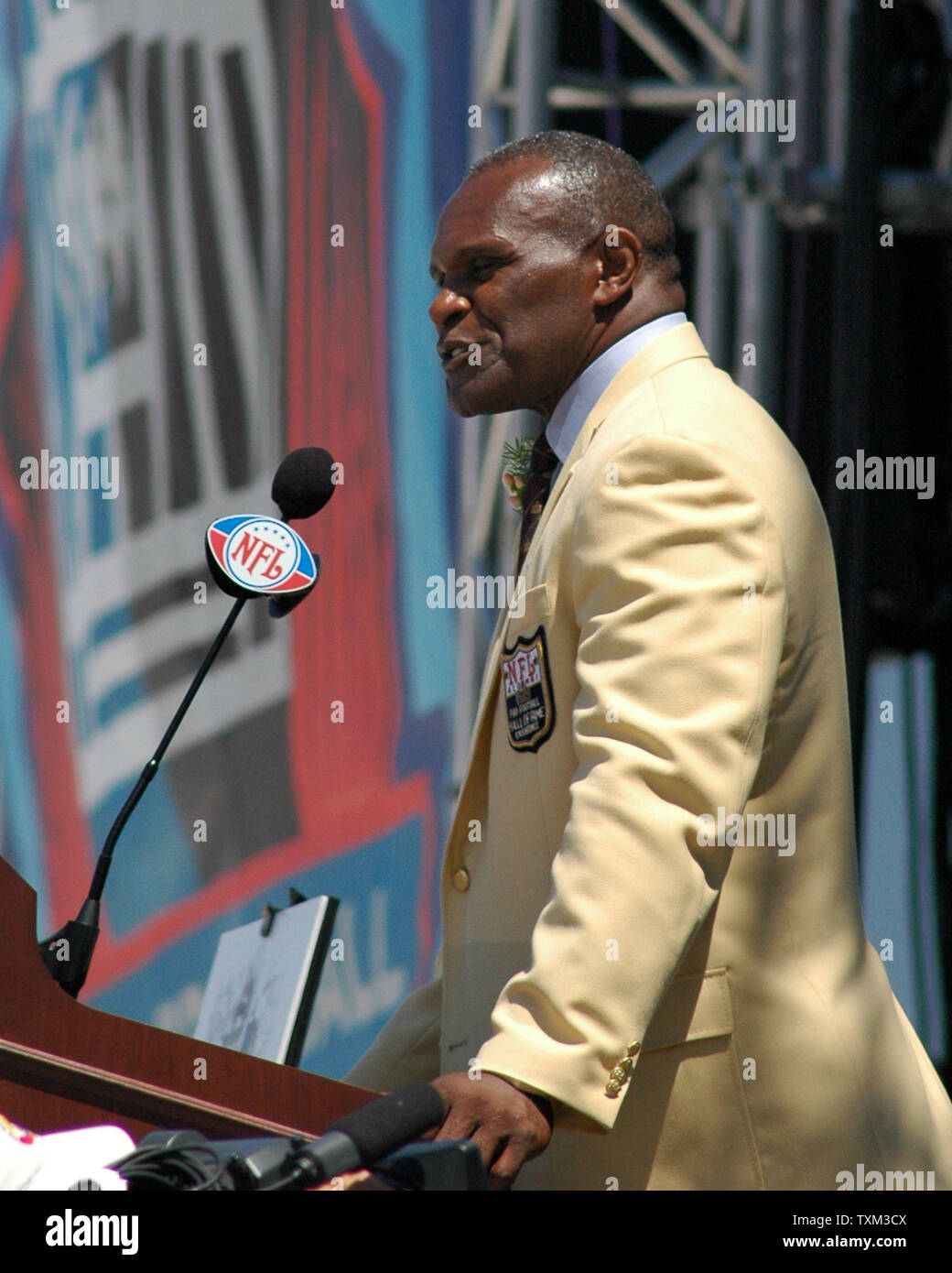 Harry Carson risolve la folla al Football Hall of Fame cerimonia di consacrazione il 5 agosto 2006 nel Cantone, Ohio. (UPI foto/Stephanie Krell) Foto Stock